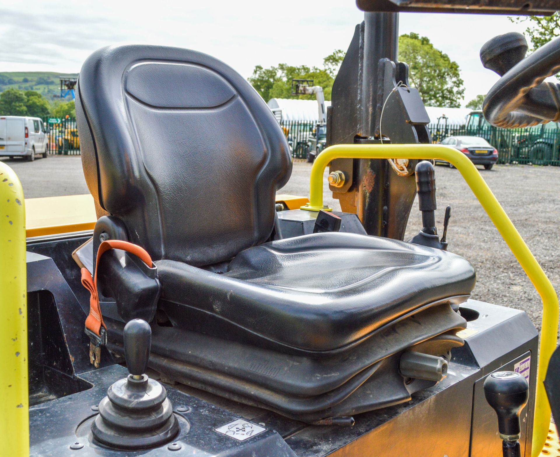 JCB 6 T-1 6 tonne swivel skip dumper Year: 2019 S/N: 2915367 Recorded Hours: 450 c/w: front facing - Image 15 of 17