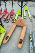 Hand hydraulic pallet truck