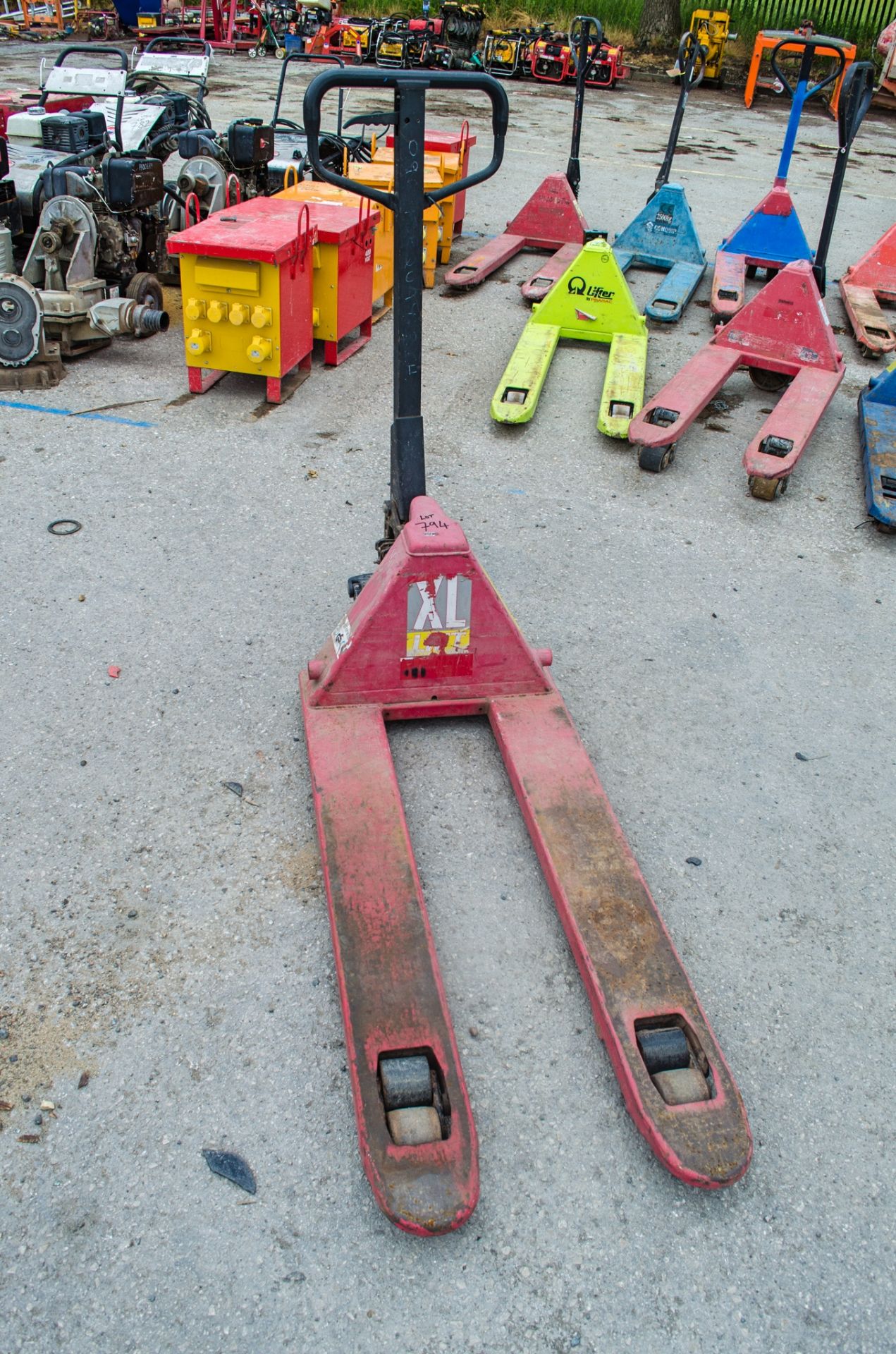 Hand hydraulic pallet truck