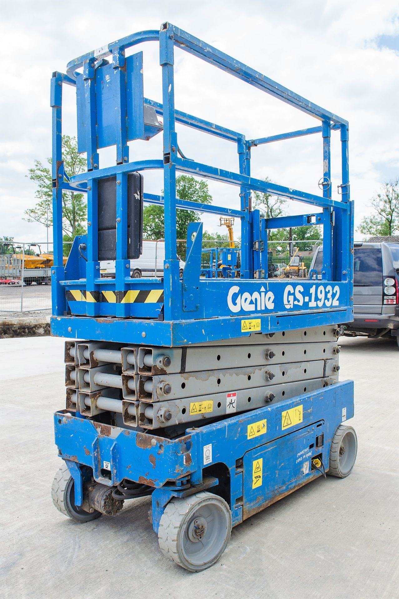 Genie GS 1932 battery electric scissor lift Year: 2007 Recorded Hours: 352 08830038 - Image 4 of 9