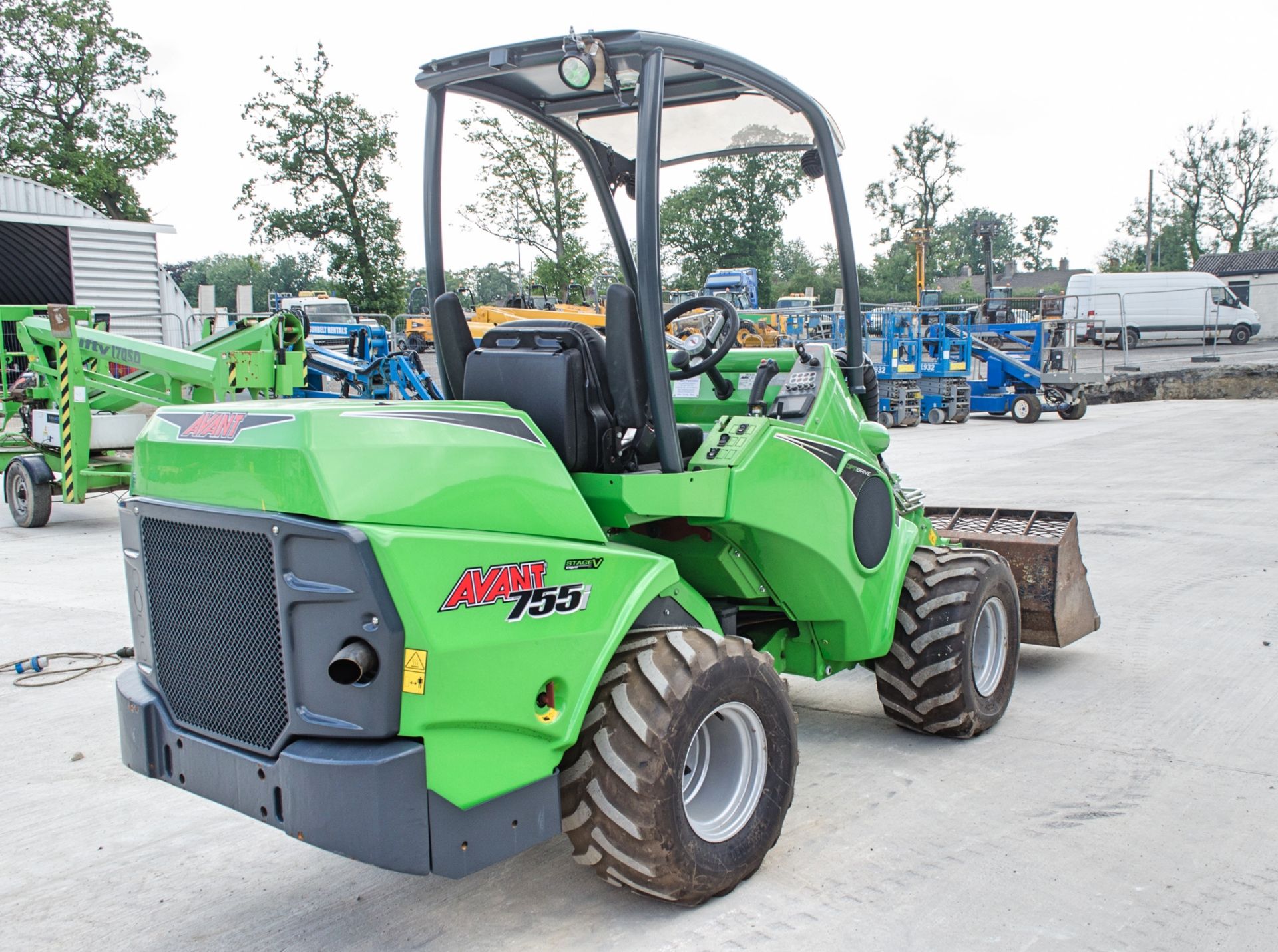 Avant 755i compact wheel loader Year: 2020 S/N: 100462 Recorded Hours: 174 - Image 3 of 19