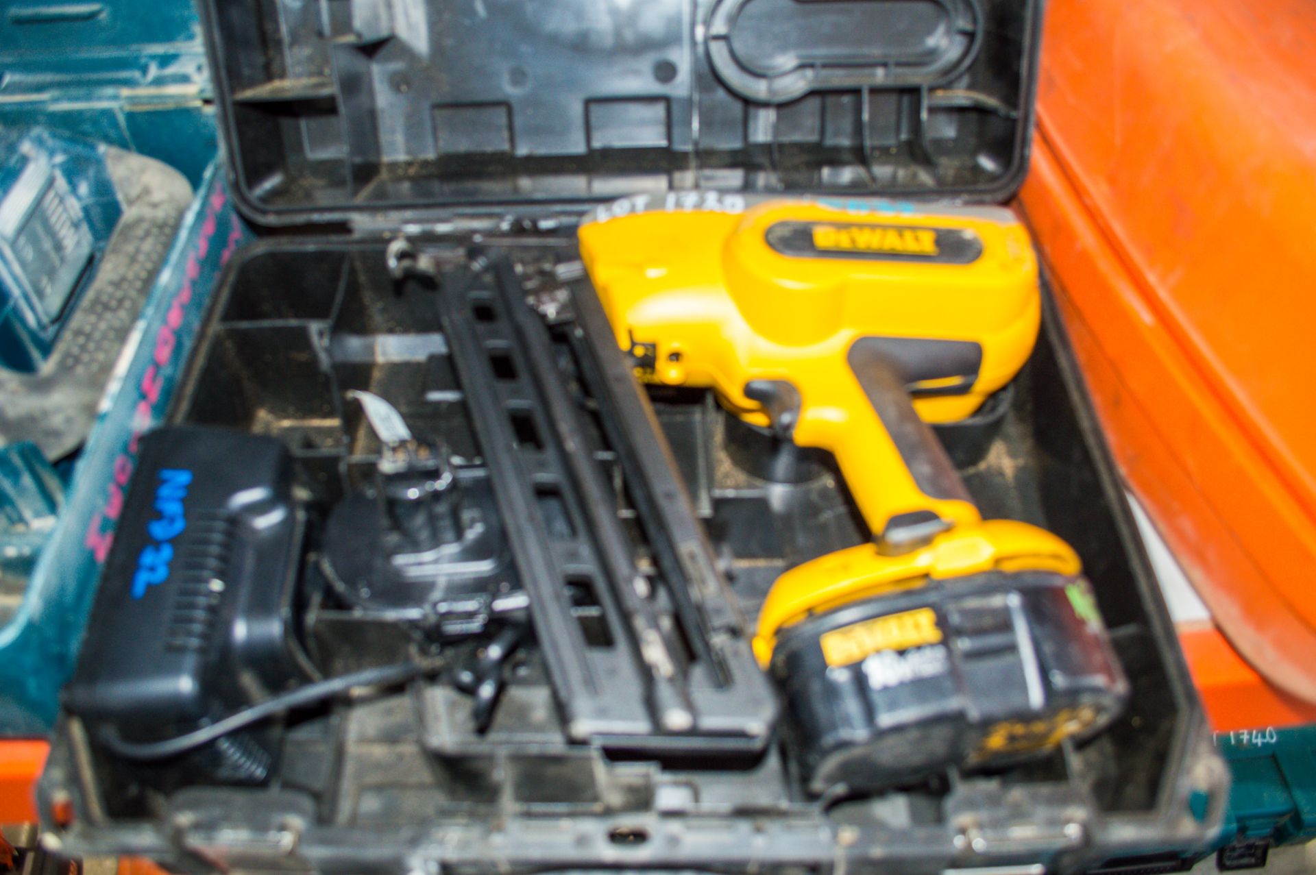 Dewalt 18v cordless nail gun c/w 2 batteries, charger & carry case NFD32