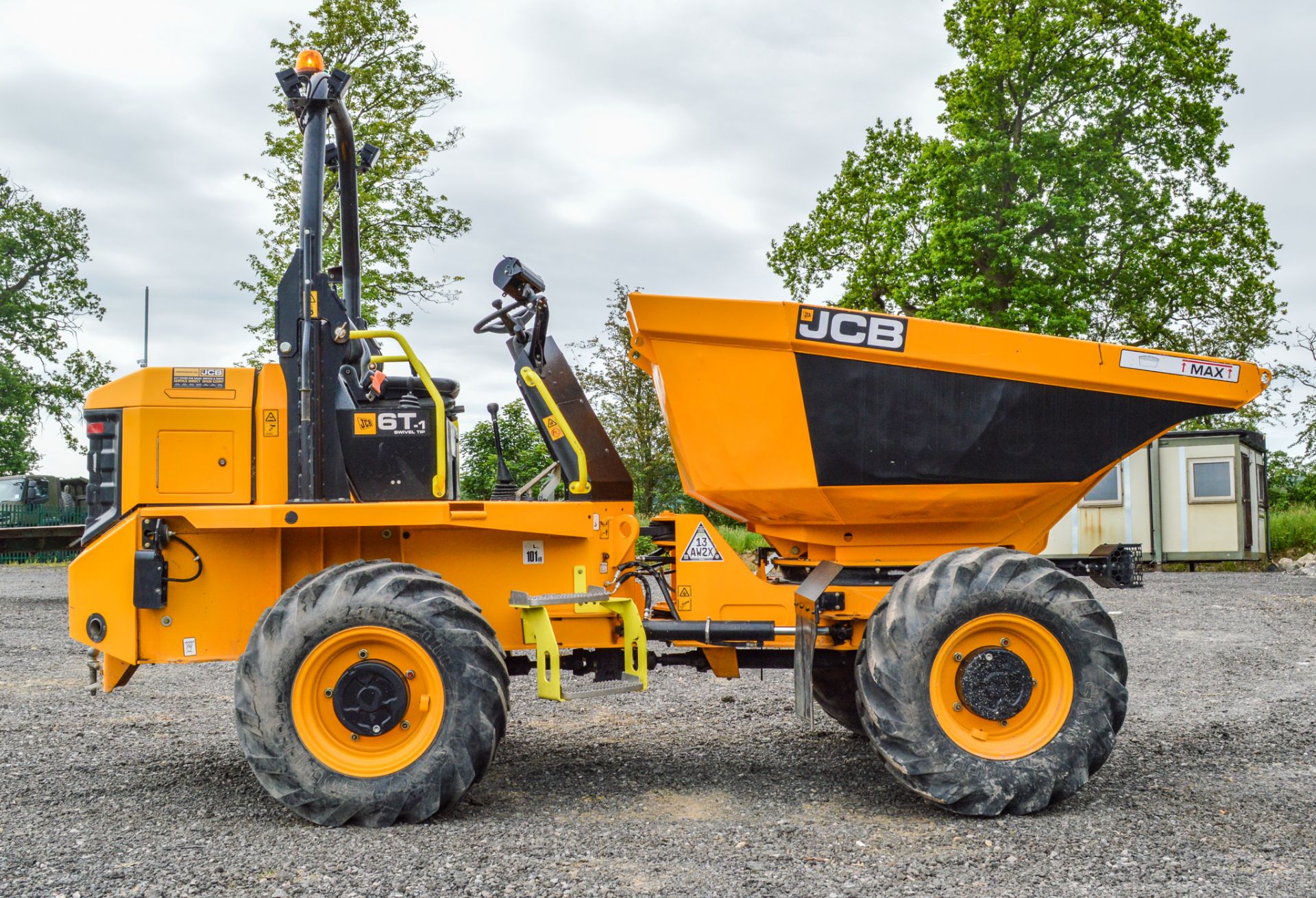 JCB 6 T-1 6 tonne swivel skip dumper Year: 2019 S/N: 2915349 Recorded Hours: 431 c/w: front facing - Image 7 of 19