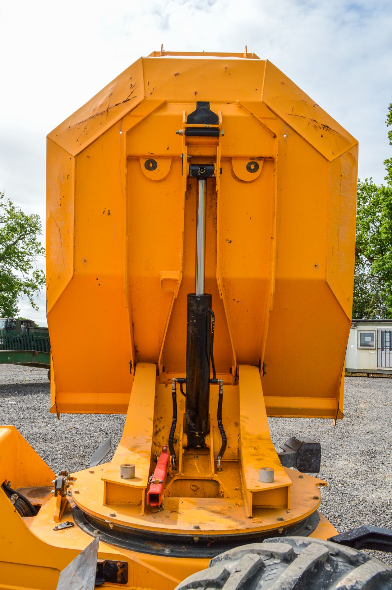 JCB 6 T-1 6 tonne swivel skip dumper Year: 2019 S/N: 2915367 Recorded Hours: 450 c/w: front facing - Image 14 of 17