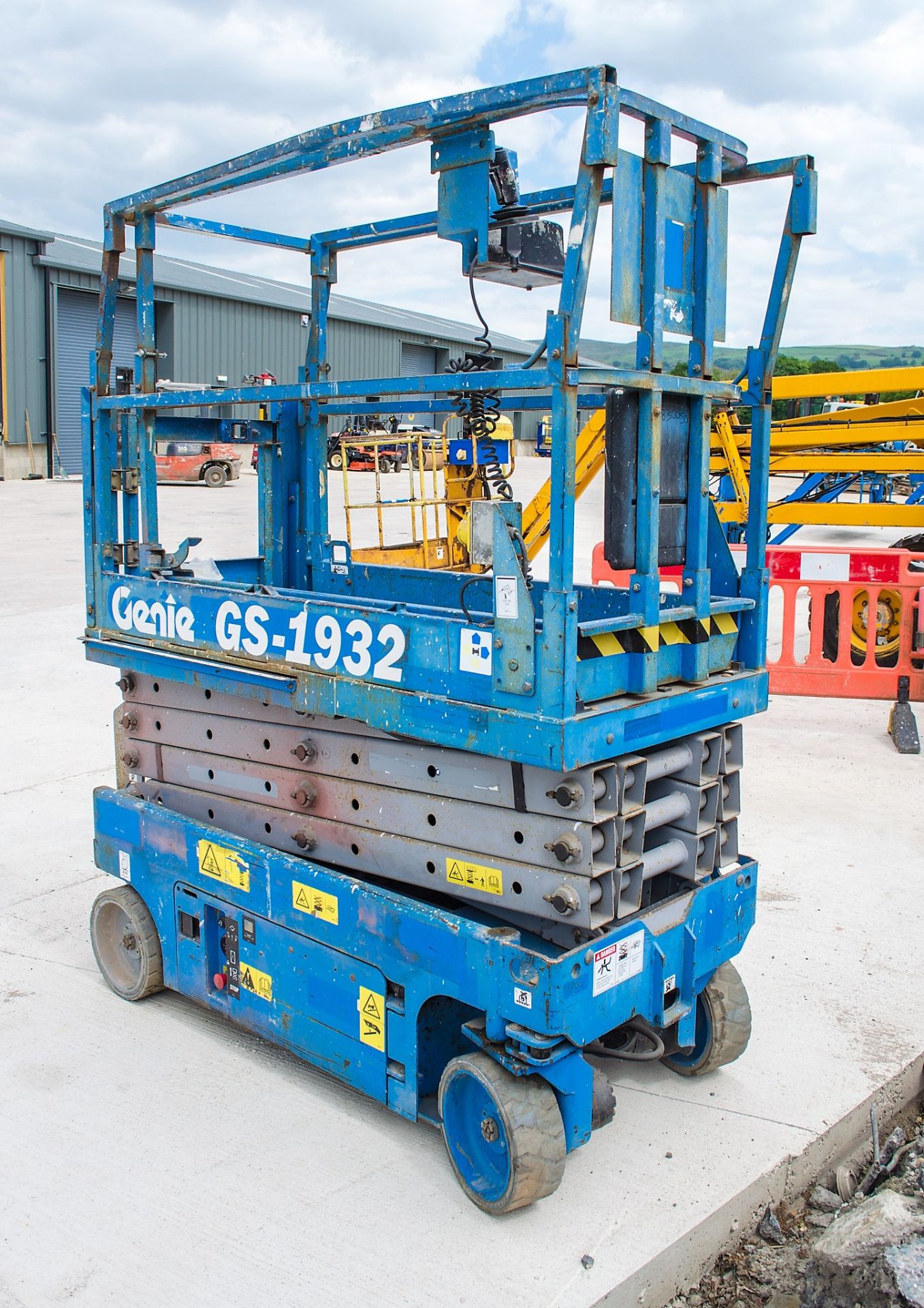 Genie GS 1932 battery electric scissor lift Year: 2008 Recorded Hours: 272 08830050 - Image 2 of 6