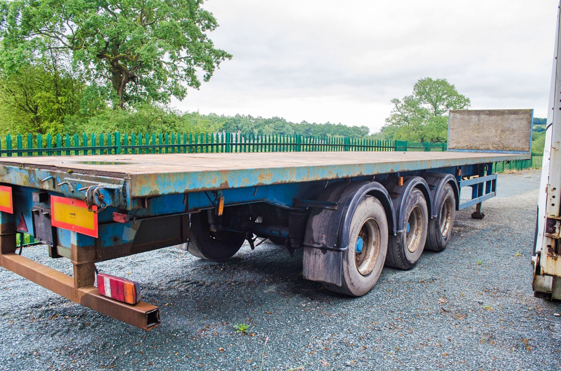 M&G 13.6 metre tri axle flat bed trailer Year: 1997 - Image 3 of 11