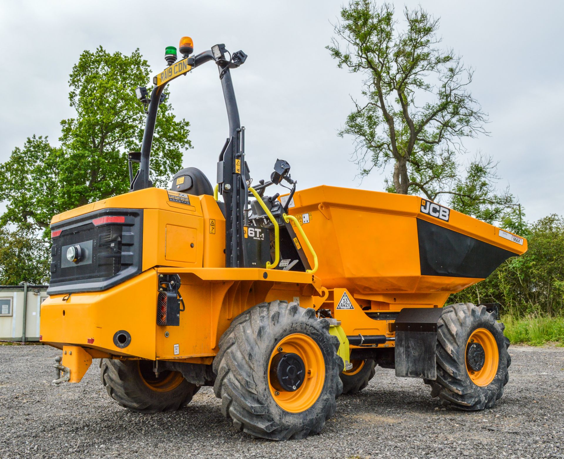 JCB 6 T-1 6 tonne swivel skip dumper Year: 2019 S/N: 2915349 Recorded Hours: 431 c/w: front facing - Image 3 of 19