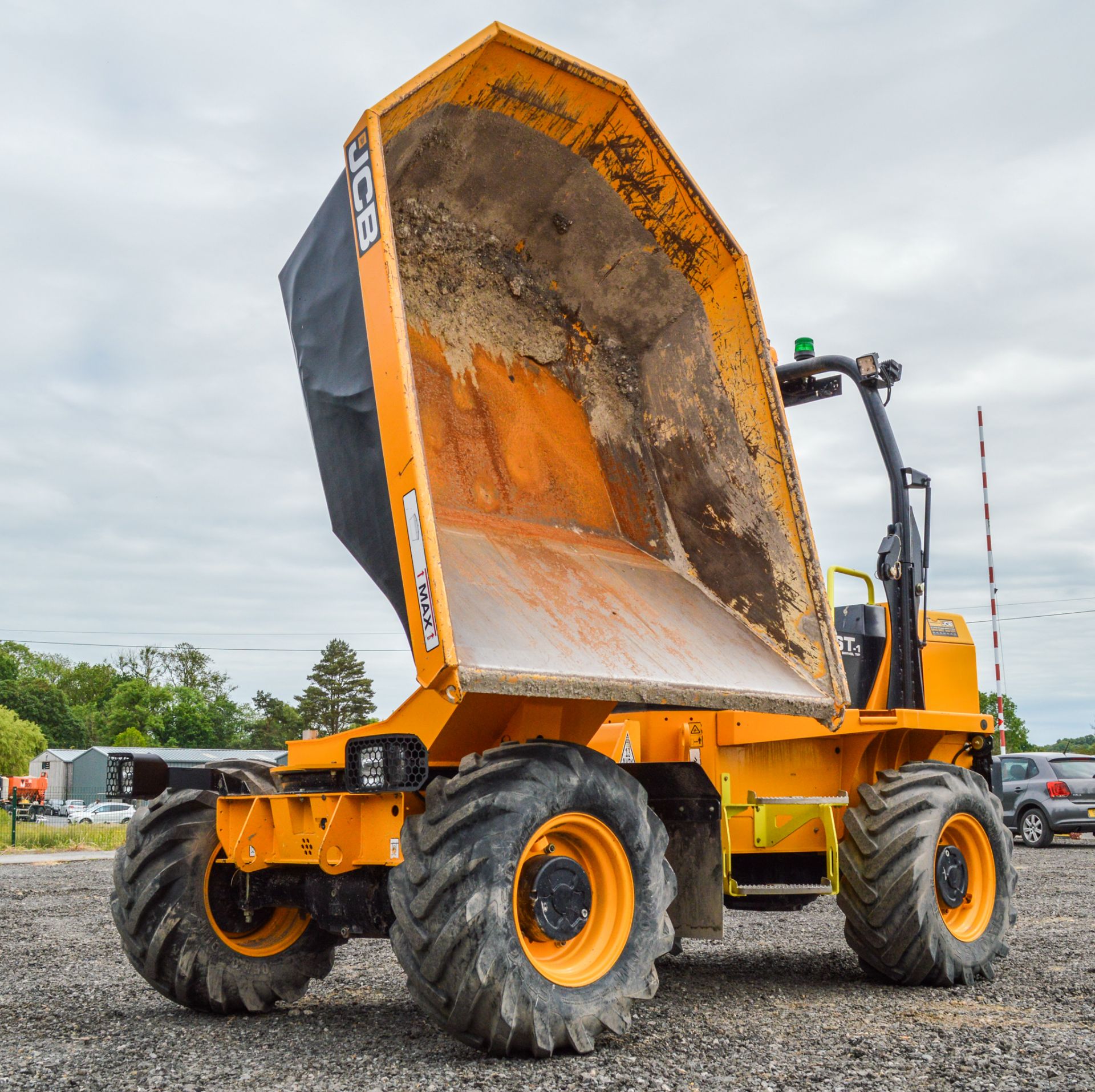 JCB 6 T-1 6 tonne swivel skip dumper Year: 2019 S/N: 2915349 Recorded Hours: 431 c/w: front facing - Image 13 of 19