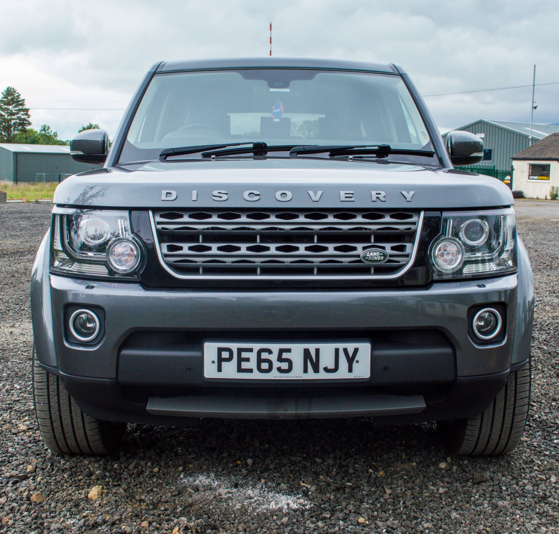Land Rover Discovery 4 SE 3.0 TDV6 Commercial 4 wheel drive utility vehicle  Reg No: PE 65 NJY  Date - Image 5 of 23