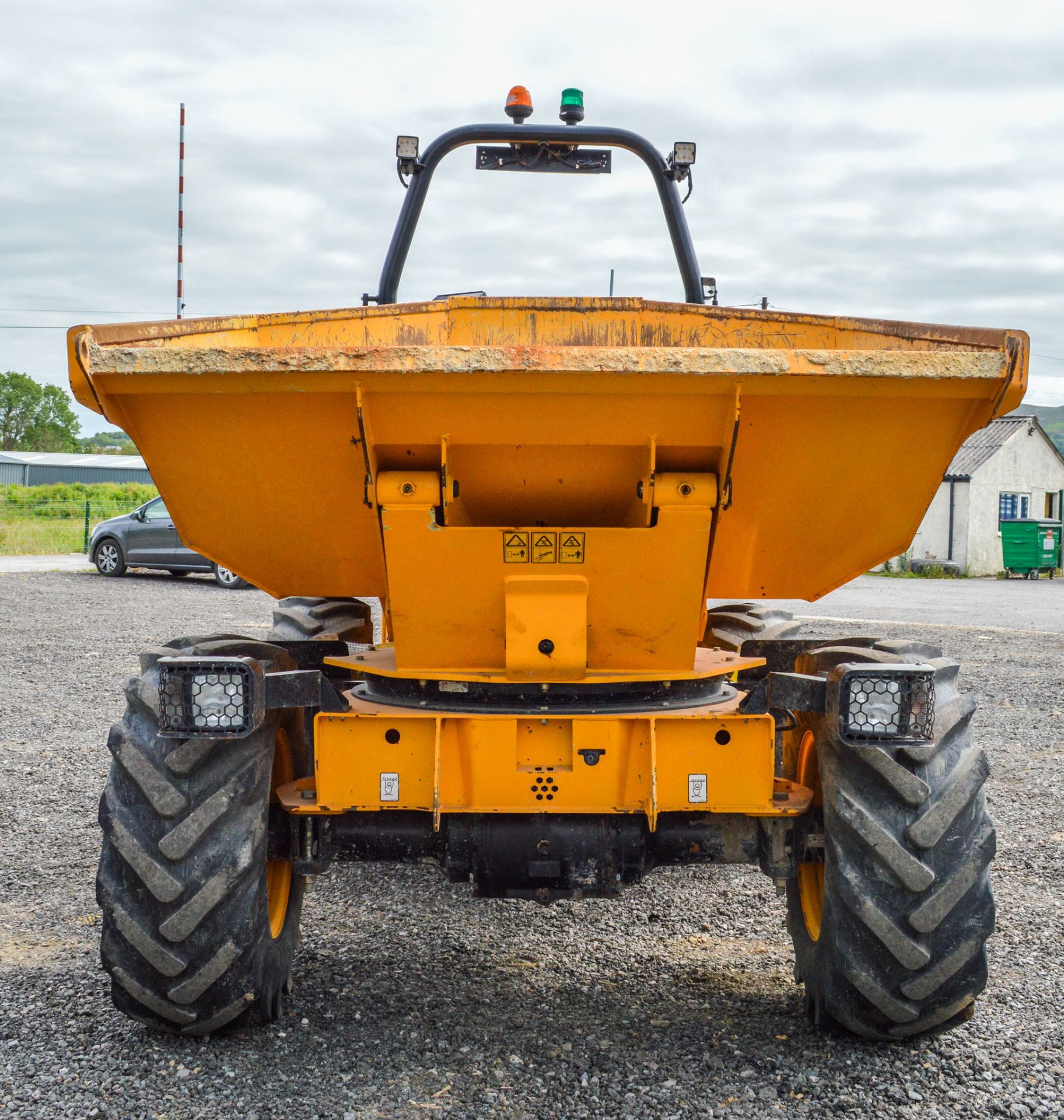 JCB 6 T-1 6 tonne swivel skip dumper Year: 2019 S/N: 2915367 Recorded Hours: 450 c/w: front facing - Image 5 of 17