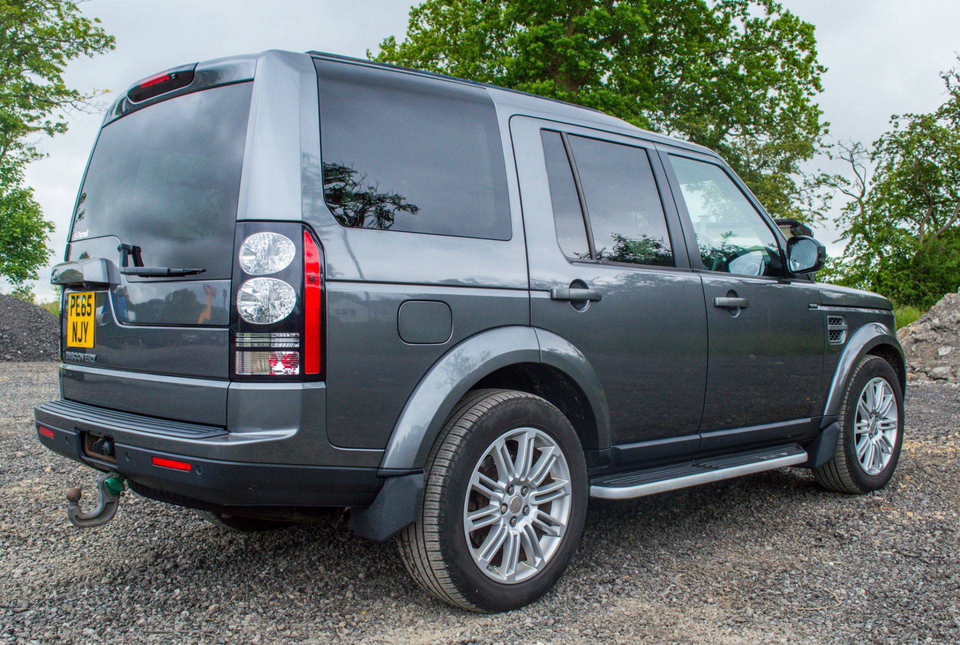 Land Rover Discovery 4 SE 3.0 TDV6 Commercial 4 wheel drive utility vehicle  Reg No: PE 65 NJY  Date - Image 3 of 23