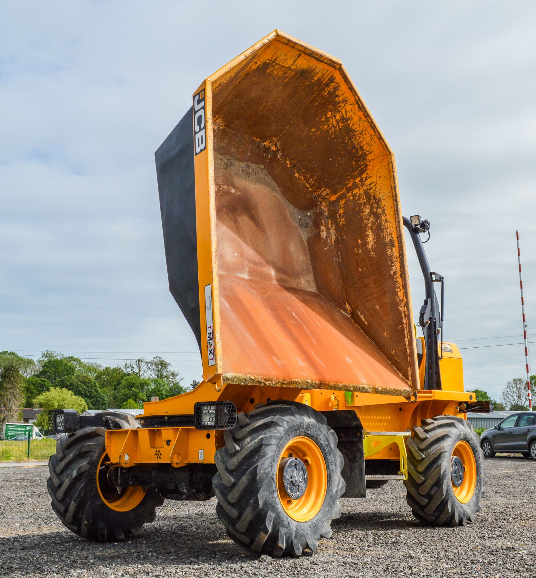 JCB 6 T-1 6 tonne swivel skip dumper Year: 2019 S/N: 2915367 Recorded Hours: 450 c/w: front facing - Image 13 of 17