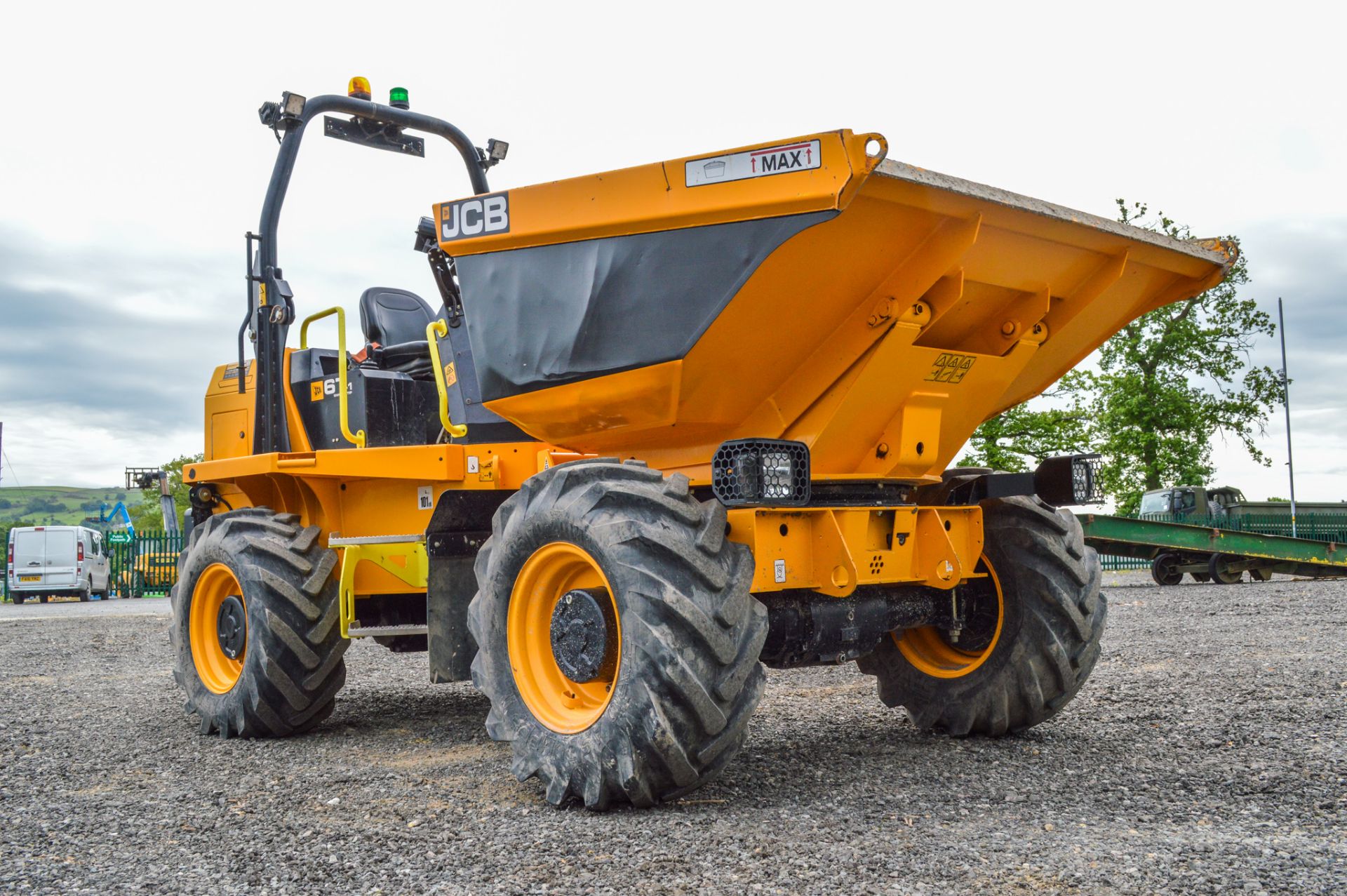 JCB 6 T-1 6 tonne swivel skip dumper Year: 2019 S/N: 2915349 Recorded Hours: 431 c/w: front facing - Image 2 of 19