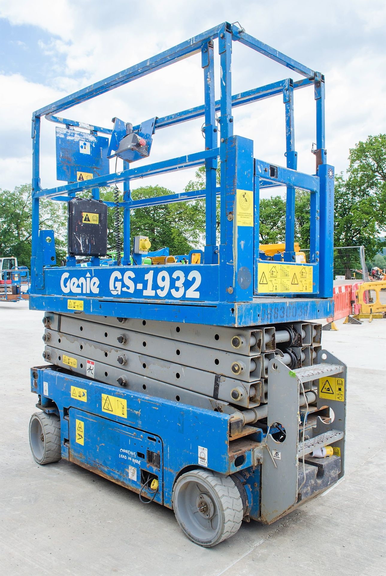 Genie GS 1932 battery electric scissor lift Year: 2007 Recorded Hours: 352 08830038 - Image 3 of 9