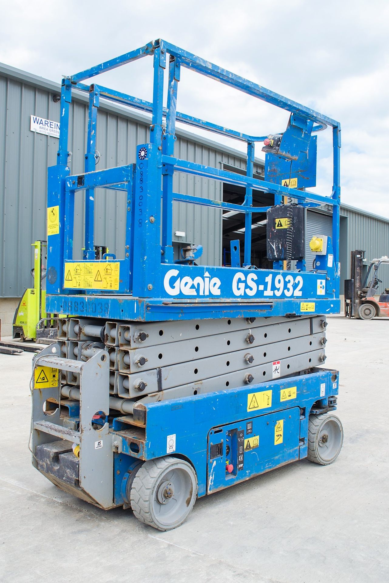 Genie GS 1932 battery electric scissor lift Year: 2007 Recorded Hours: 352 08830038 - Image 2 of 9