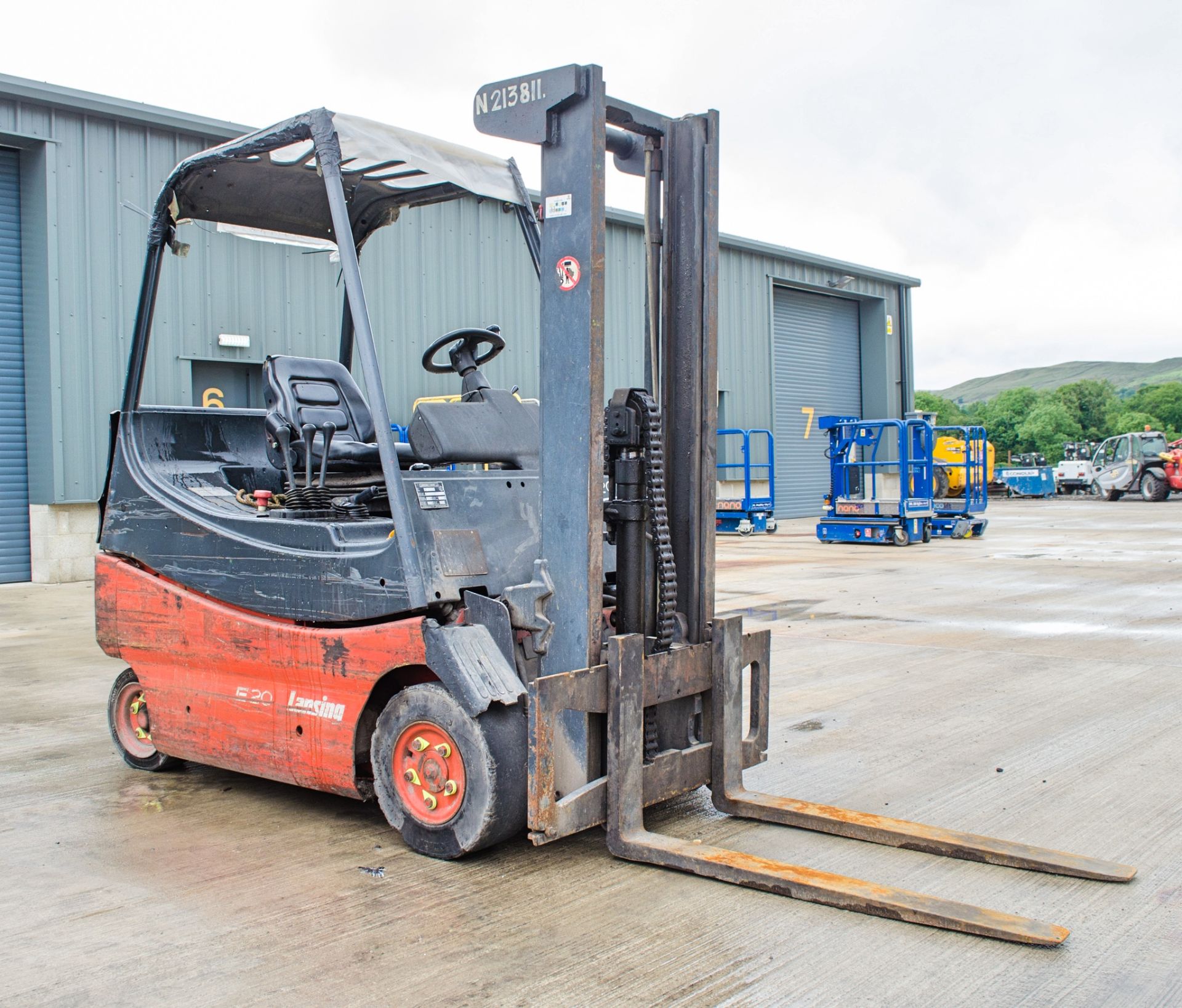 Lansing Linde E20 2 tonne battery electric fork lift truck Year: 1995 S/N: 1011720 Recorded Hours: - Image 2 of 14