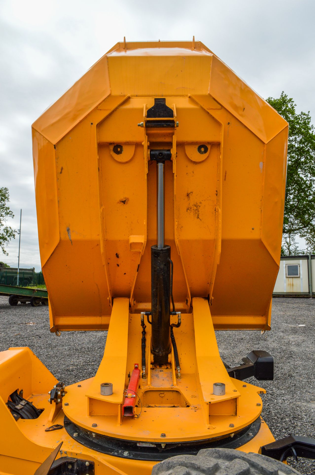 JCB 6 T-1 6 tonne swivel skip dumper Year: 2019 S/N: 2915349 Recorded Hours: 431 c/w: front facing - Image 15 of 19