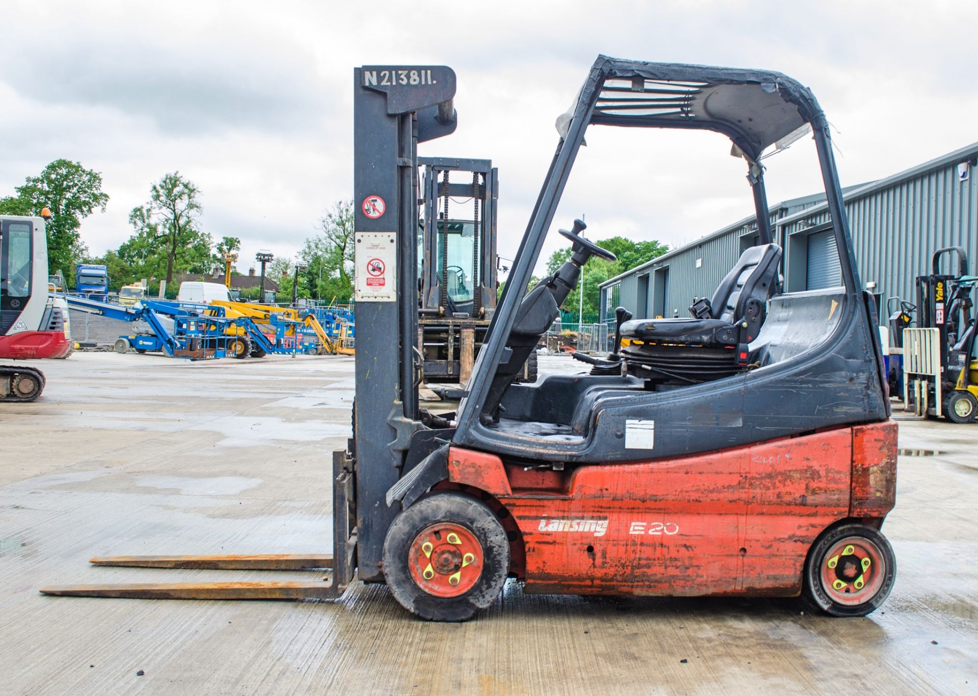 Lansing Linde E20 2 tonne battery electric fork lift truck Year: 1995 S/N: 1011720 Recorded Hours: - Image 7 of 14