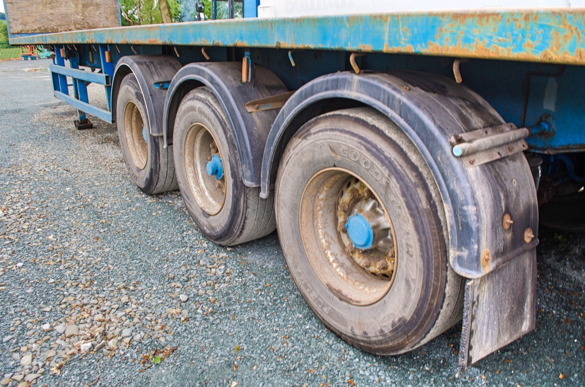 M&G 13.6 metre tri axle flat bed trailer Year: 1997 - Image 9 of 11