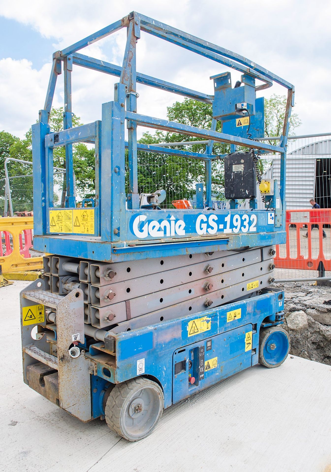 Genie GS 1932 battery electric scissor lift Year: 2008 Recorded Hours: 272 08830050