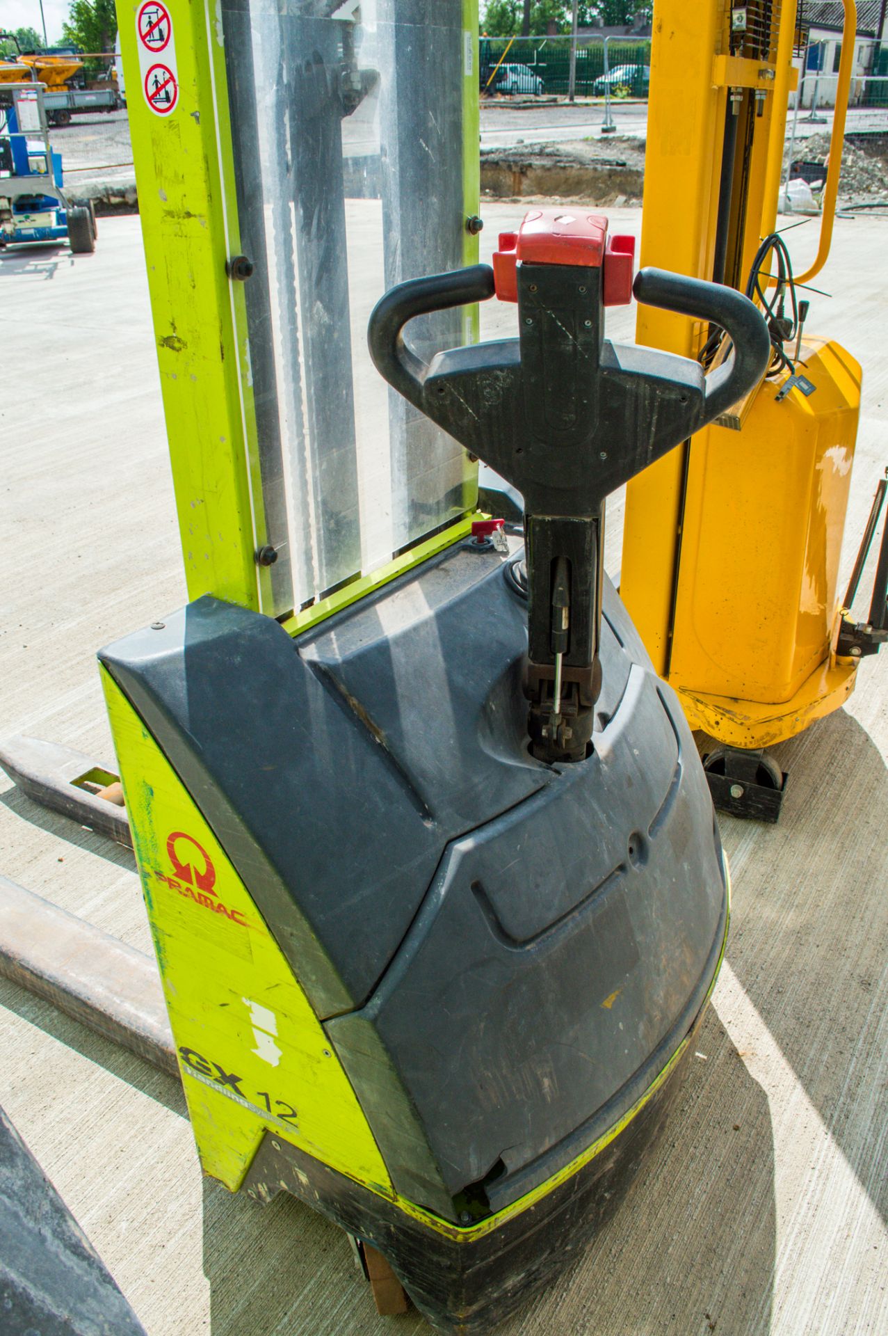 Pramac GX12 battery electric walk behind fork lift truck c/w charger LM34R447 - Image 3 of 3