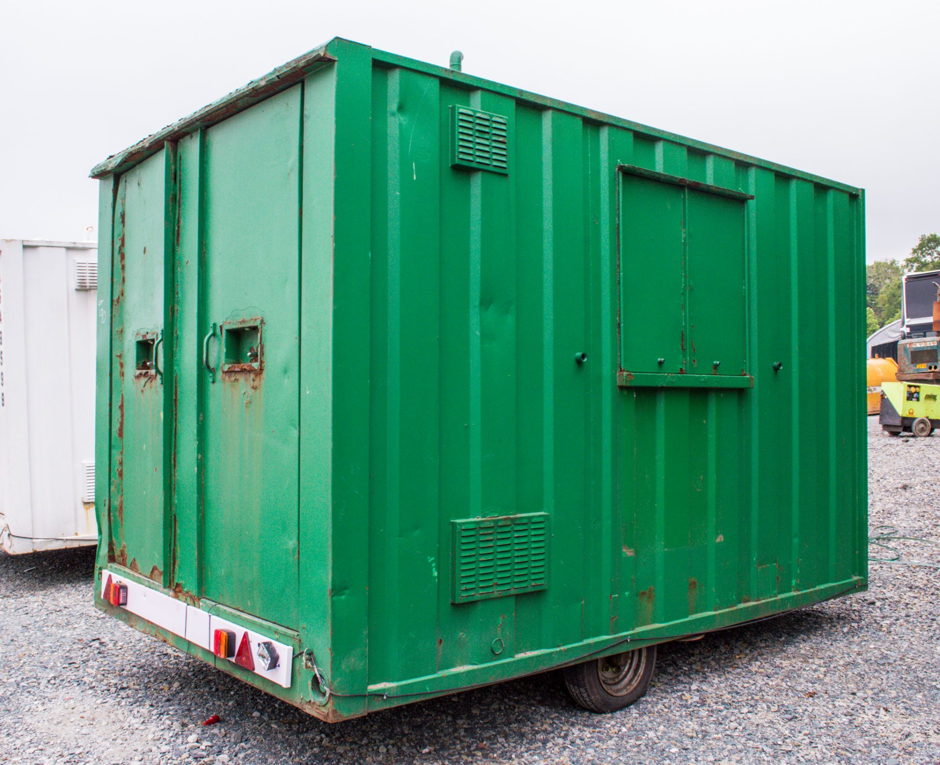 Groundhog 12ft x 8ft fast tow mobile welfare unit Comprising of: canteen area, toilet & generator