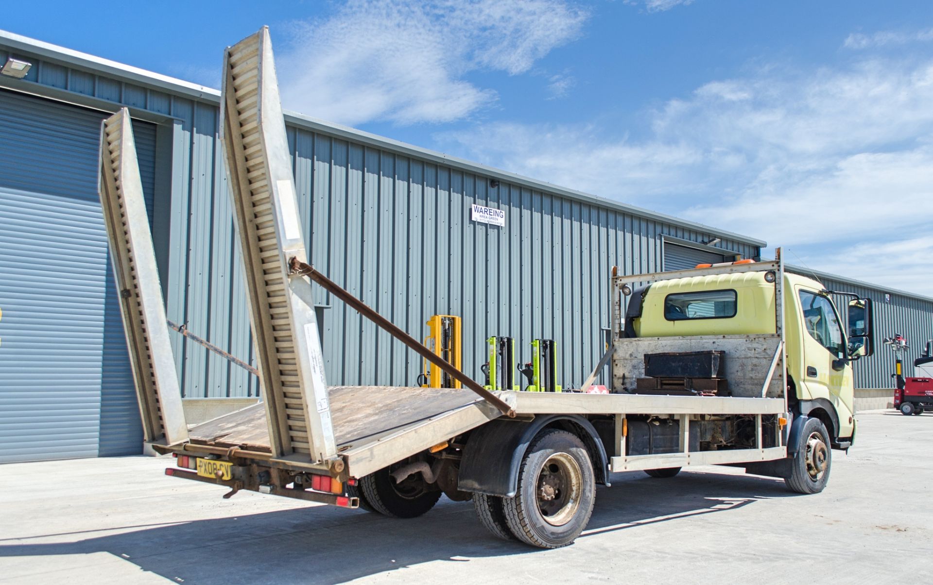 Hino 7.5 tonne beaver tail plant lorry Registration Number: PX08 CVR Date of Registration: 14.07. - Image 4 of 22