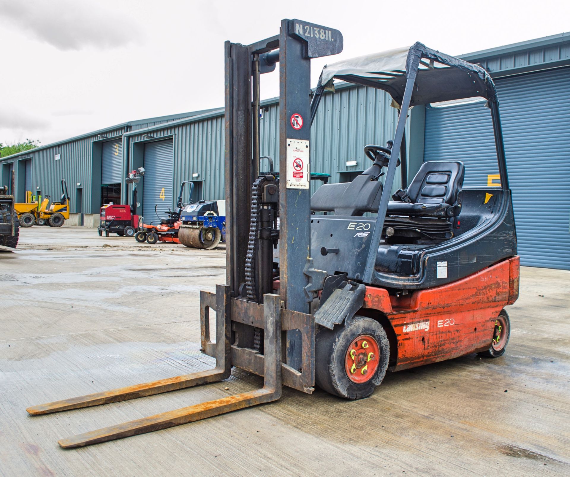 Lansing Linde E20 2 tonne battery electric fork lift truck Year: 1995 S/N: 1011720 Recorded Hours: