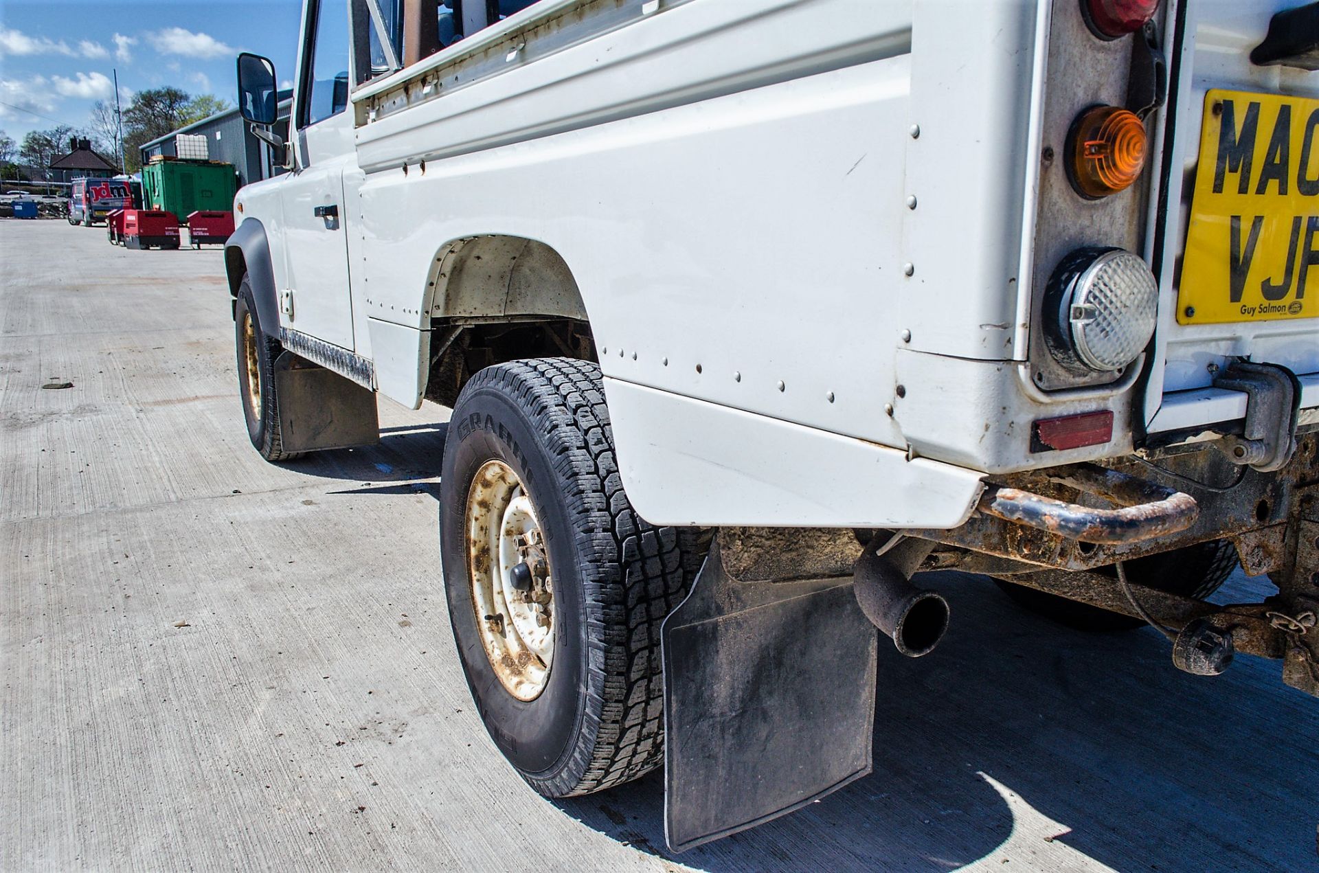 Landrover Defender 110 2.4 diesel hi capacity 4wd pick up Registration Number: MA08 VJF Date of - Image 10 of 20