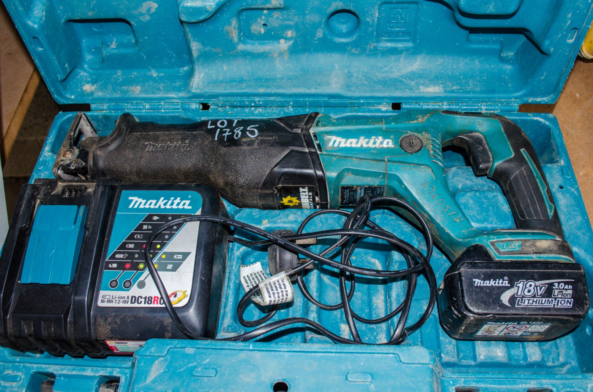 Makita DJR186 18v cordless reciprocating saw c/w battery, charger & carry case A760578