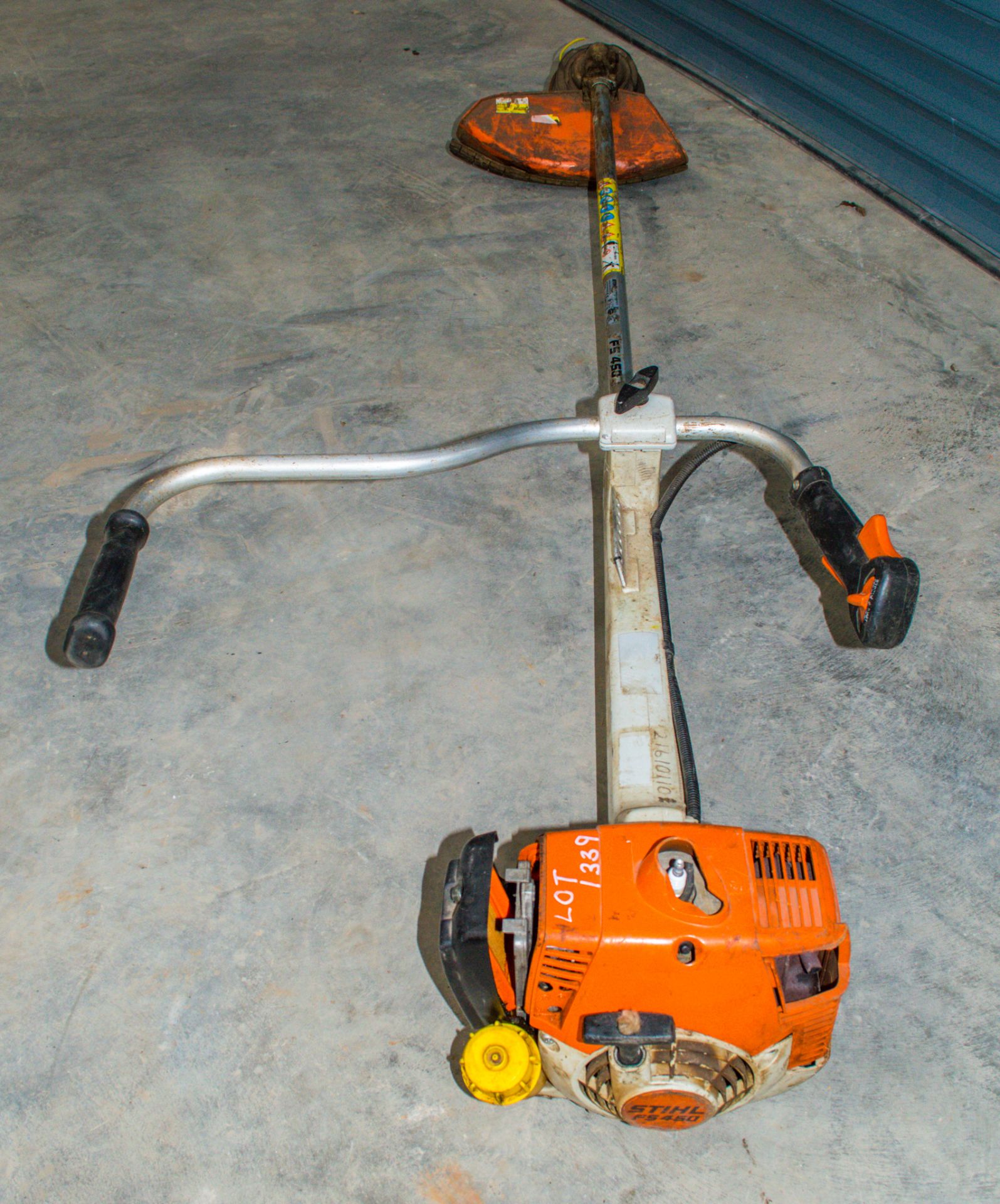 Stihl FS450 petrol driven strimmer 21610110 - Image 2 of 2