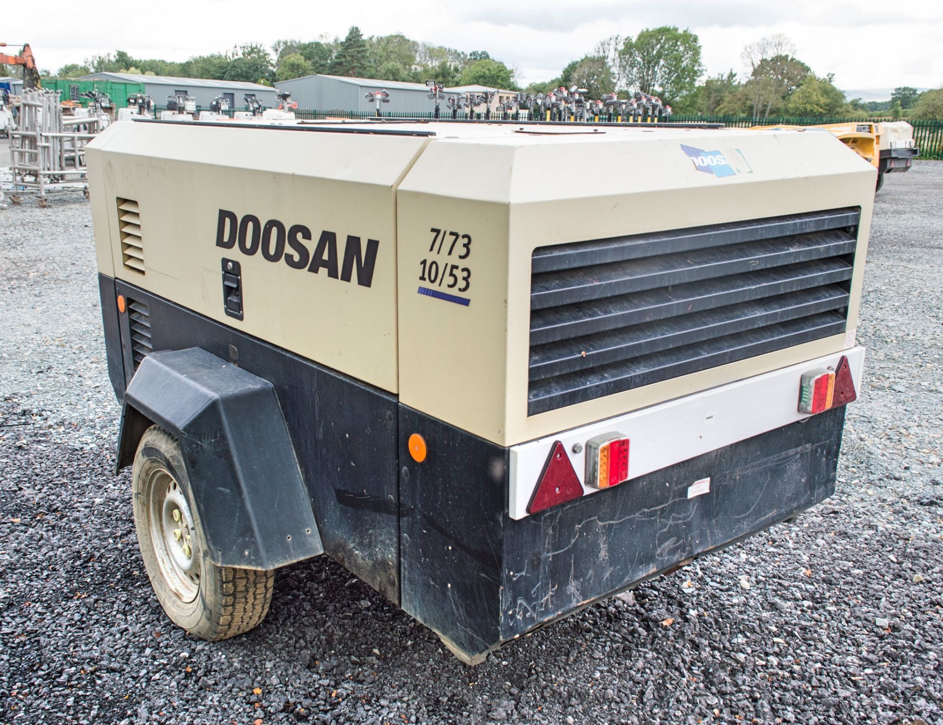 Doosan 7/73-10/53 diesel driven mobile air compressor Year: 2015 S/N: 543511 Recorded Hours: 1195 - Image 2 of 6