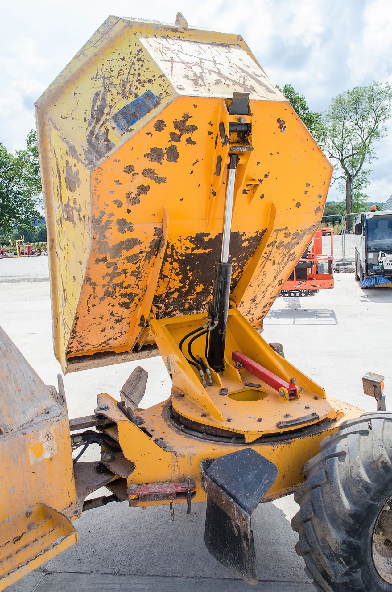 Thwaites 3 tonne swivel skip dumper Year: 2008 S/N: 18E087 Recorded Hours: 2154 1567 - Image 10 of 20