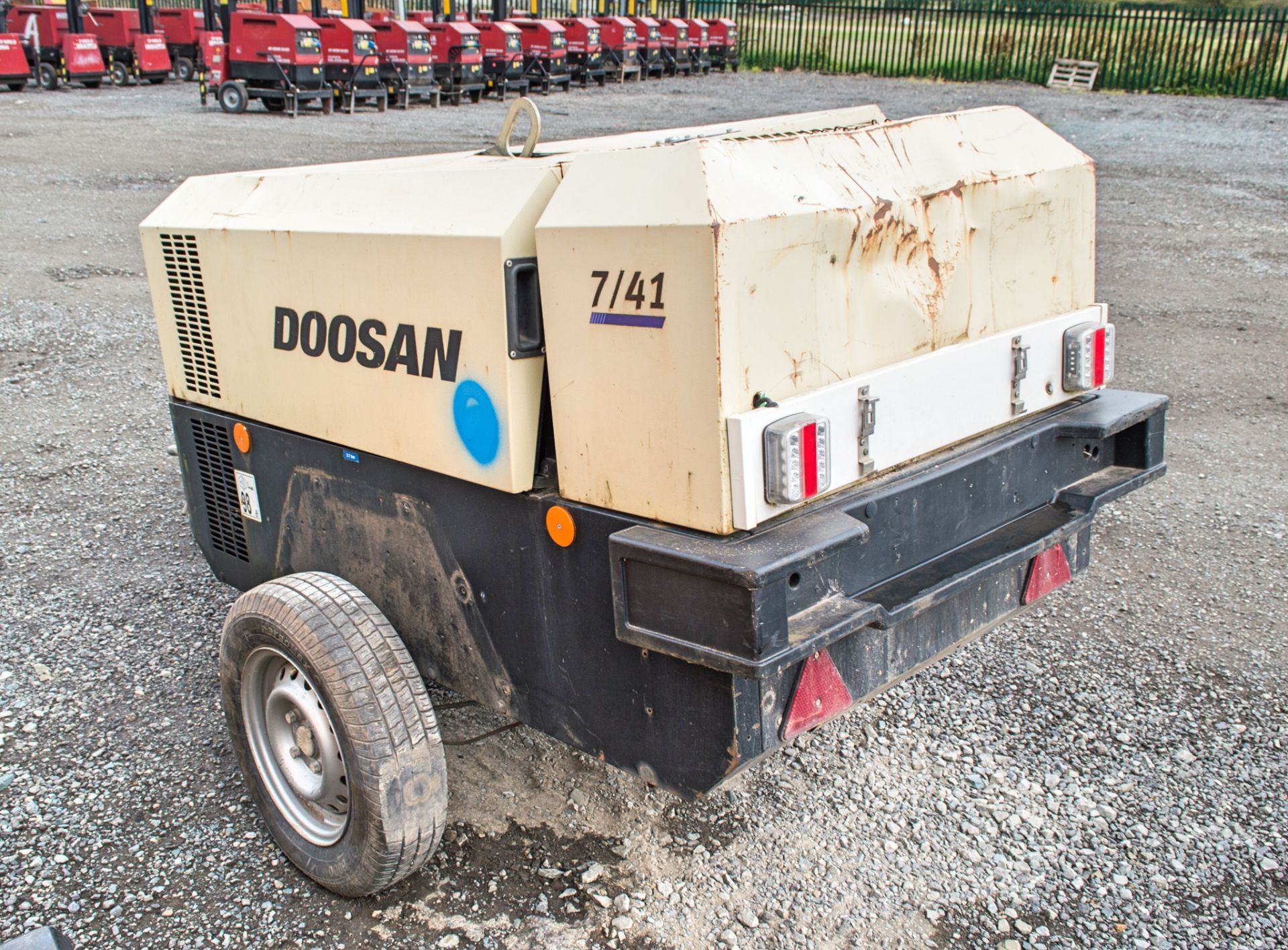 Doosan 7/41 diesel driven fast tow air compressor Year: 2015 S/N: 433617 Recorded Hours: 489 - Image 2 of 5