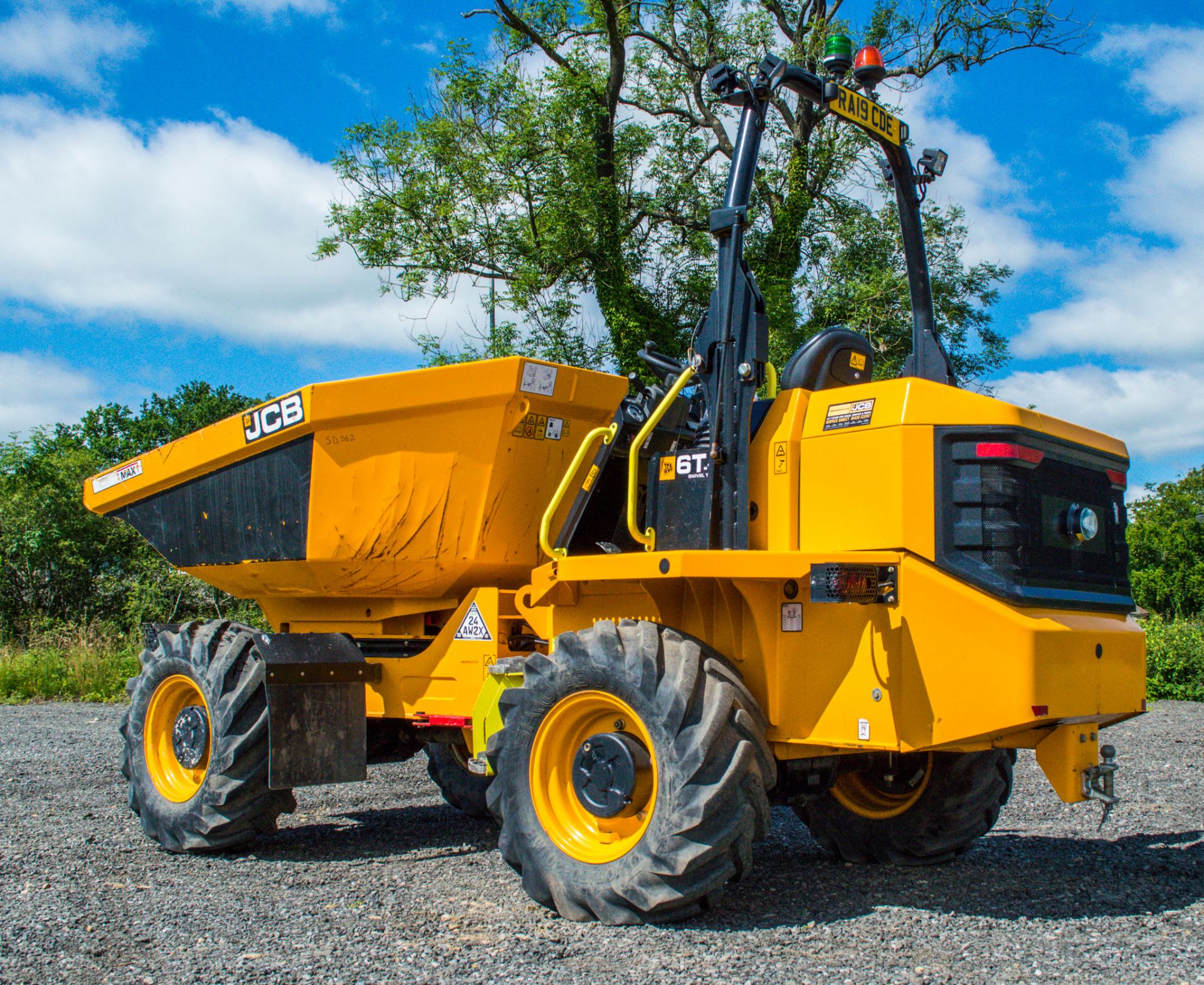 JCB 6T-1 6 tonne swivel skip dumper  Year: 2019 S/N: 2915356 Recorded Hours: 464 SD562 c/w front - Image 4 of 18