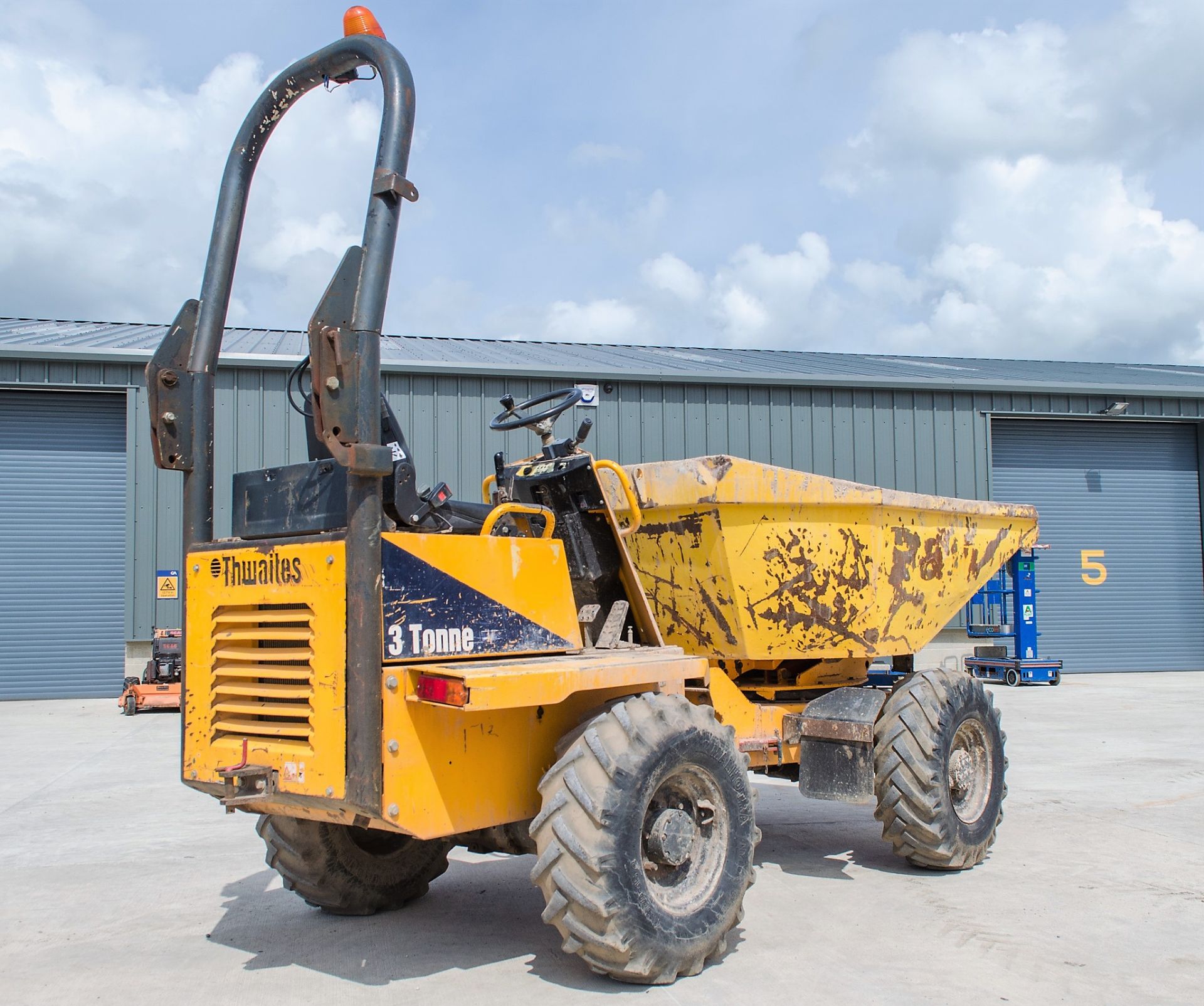 Thwaites 3 tonne swivel skip dumper Year: 2008 S/N: 18E087 Recorded Hours: 2154 1567 - Image 4 of 20