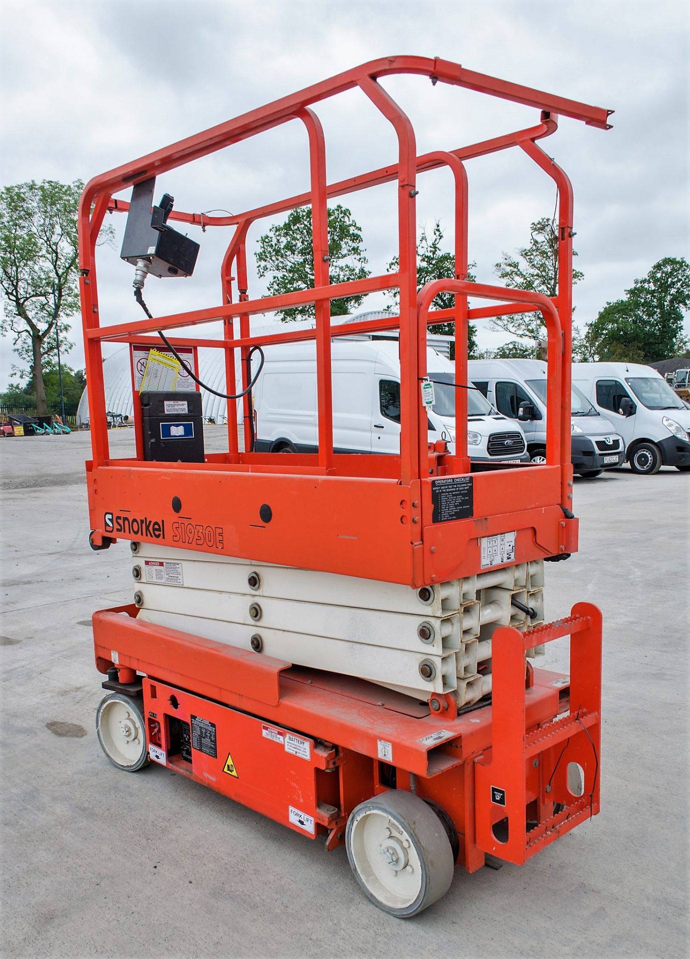 Snorkel S1930E battery electric scissor lift access platform Year: 2012 S/N: 000850 Recorded - Image 2 of 9