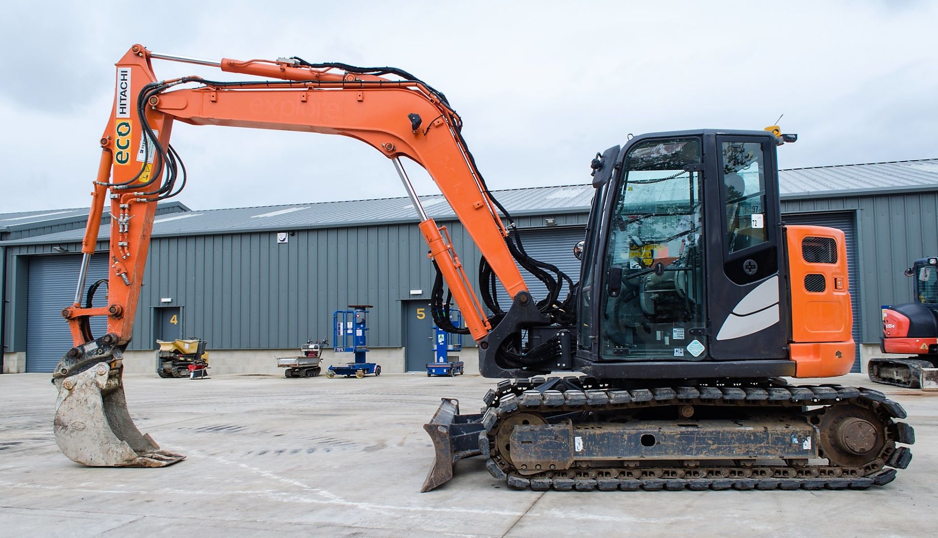Hitachi Zaxis 85 USB-5 reduced tail swing 8.5 tonne rubber padd tracked excavator - Image 7 of 31