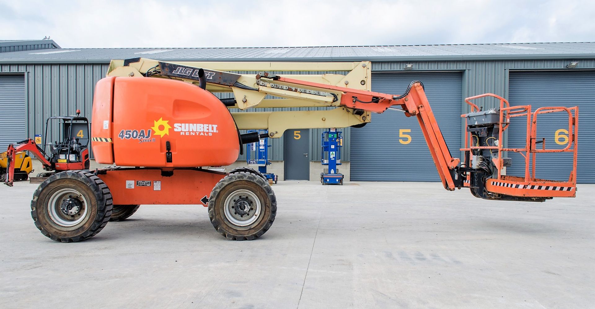 JLG 450AJ Series II 4x4 diesel driven articulated boom access platform Year: 2012 S/N: E300000788 - Image 8 of 16