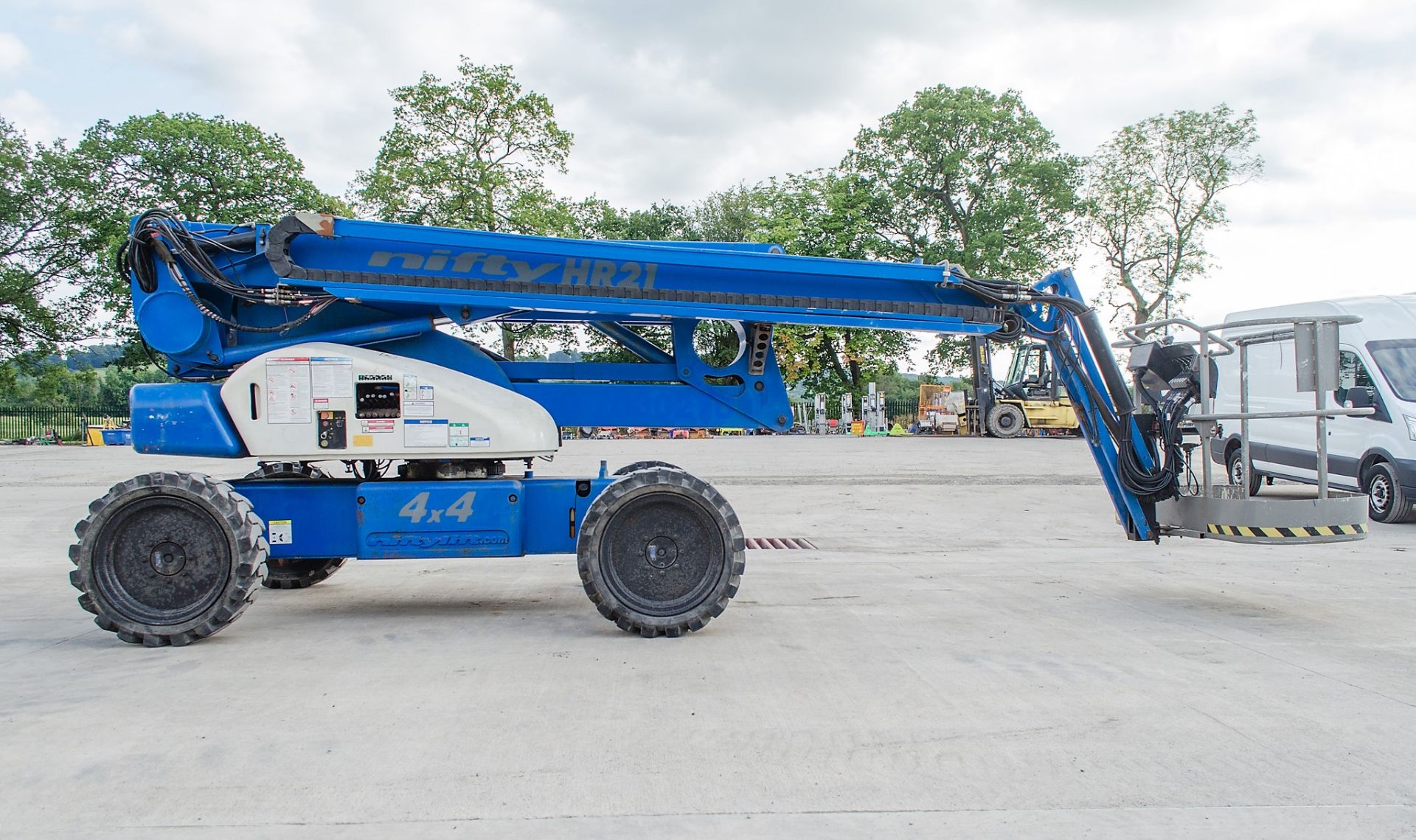 Nifty HR21D 4x4 diesel driven articulated boom access platform Year: 2007 S/N: 2116142 Recorded - Image 7 of 17