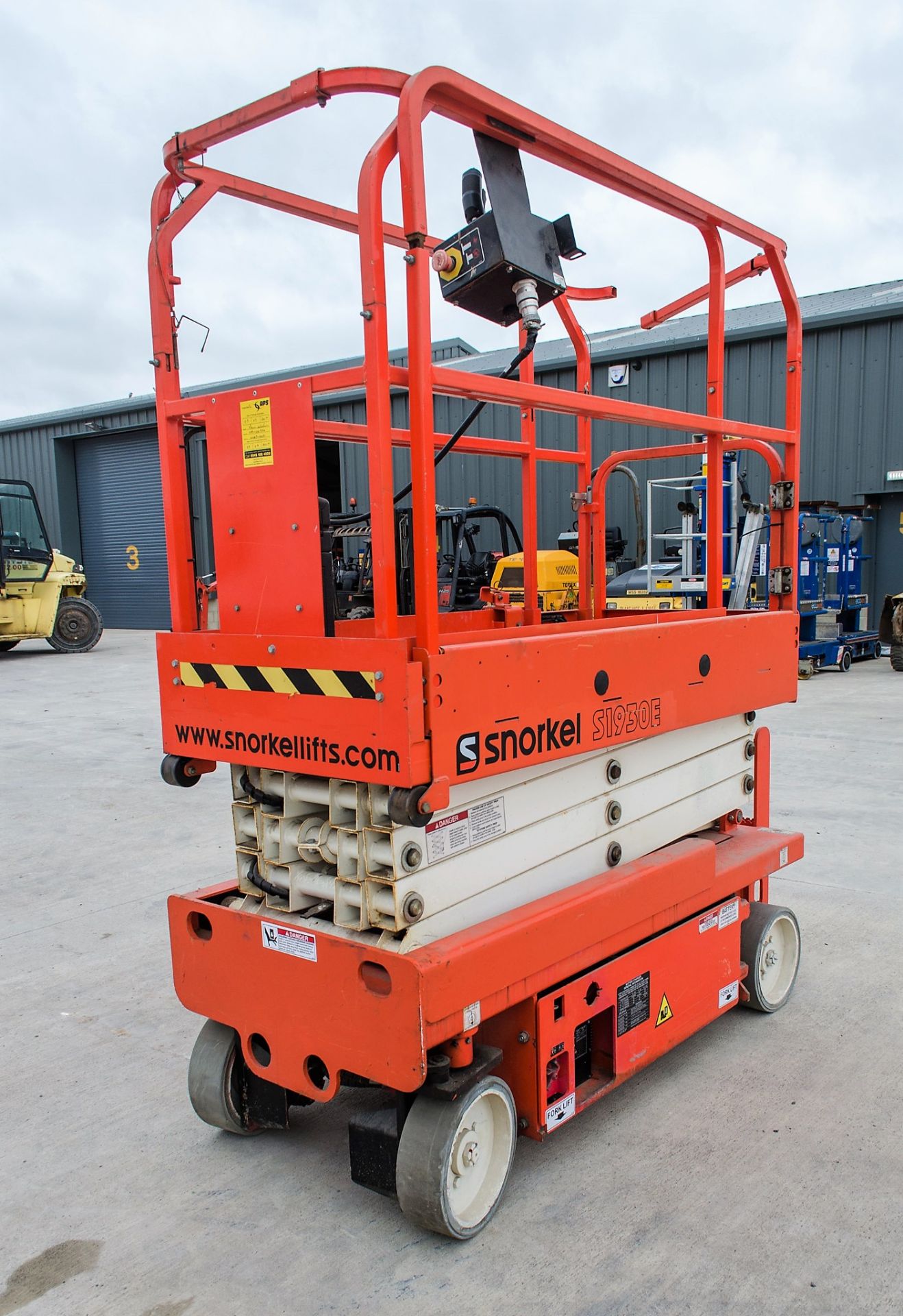 Snorkel S1930E battery electric scissor lift access platform Year: 2012 S/N: 000850 Recorded - Image 3 of 9