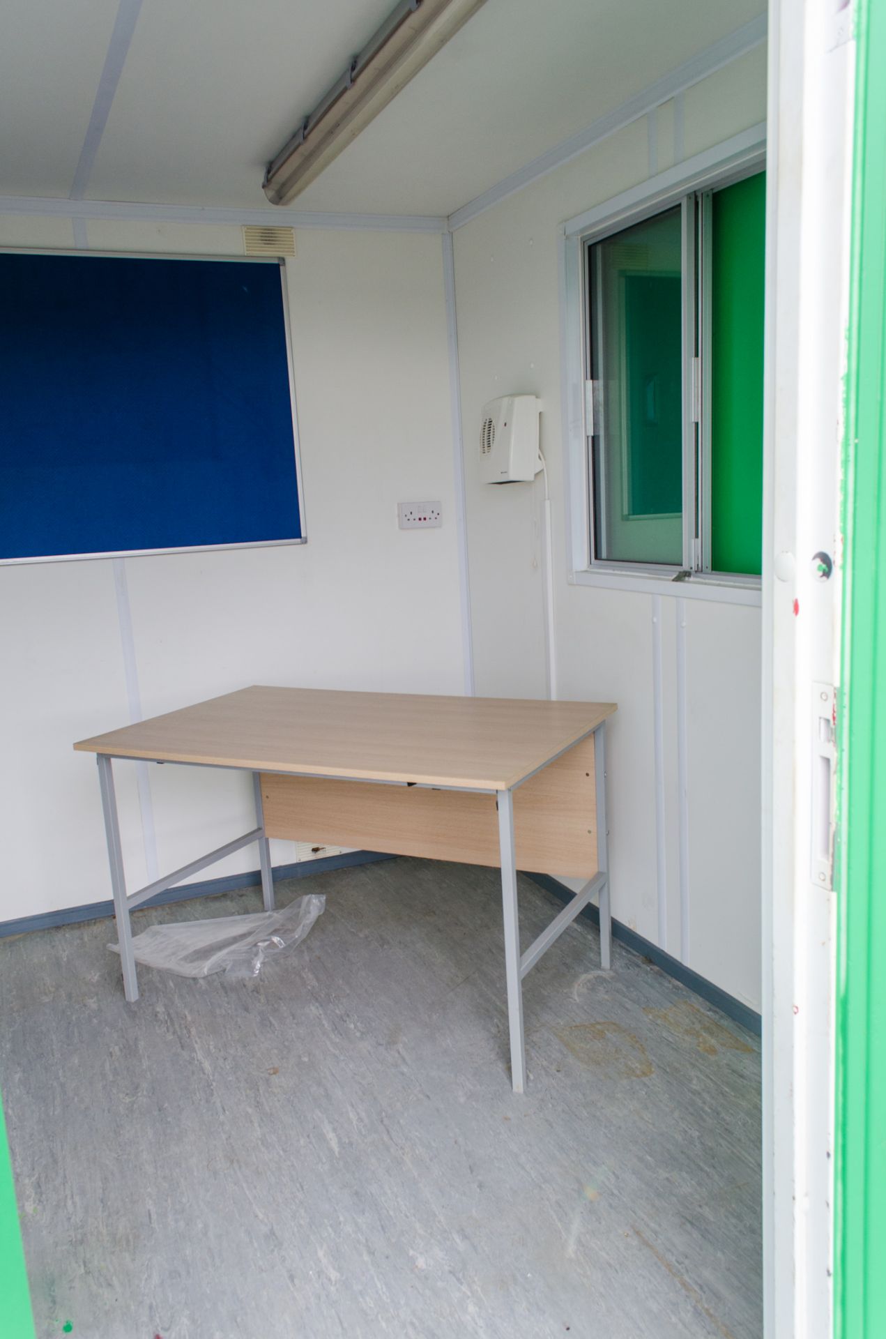 25 ft x 9 ft steel anti vandal welfare site unit Comprising of: Office, Canteen, changing/drying - Image 5 of 11