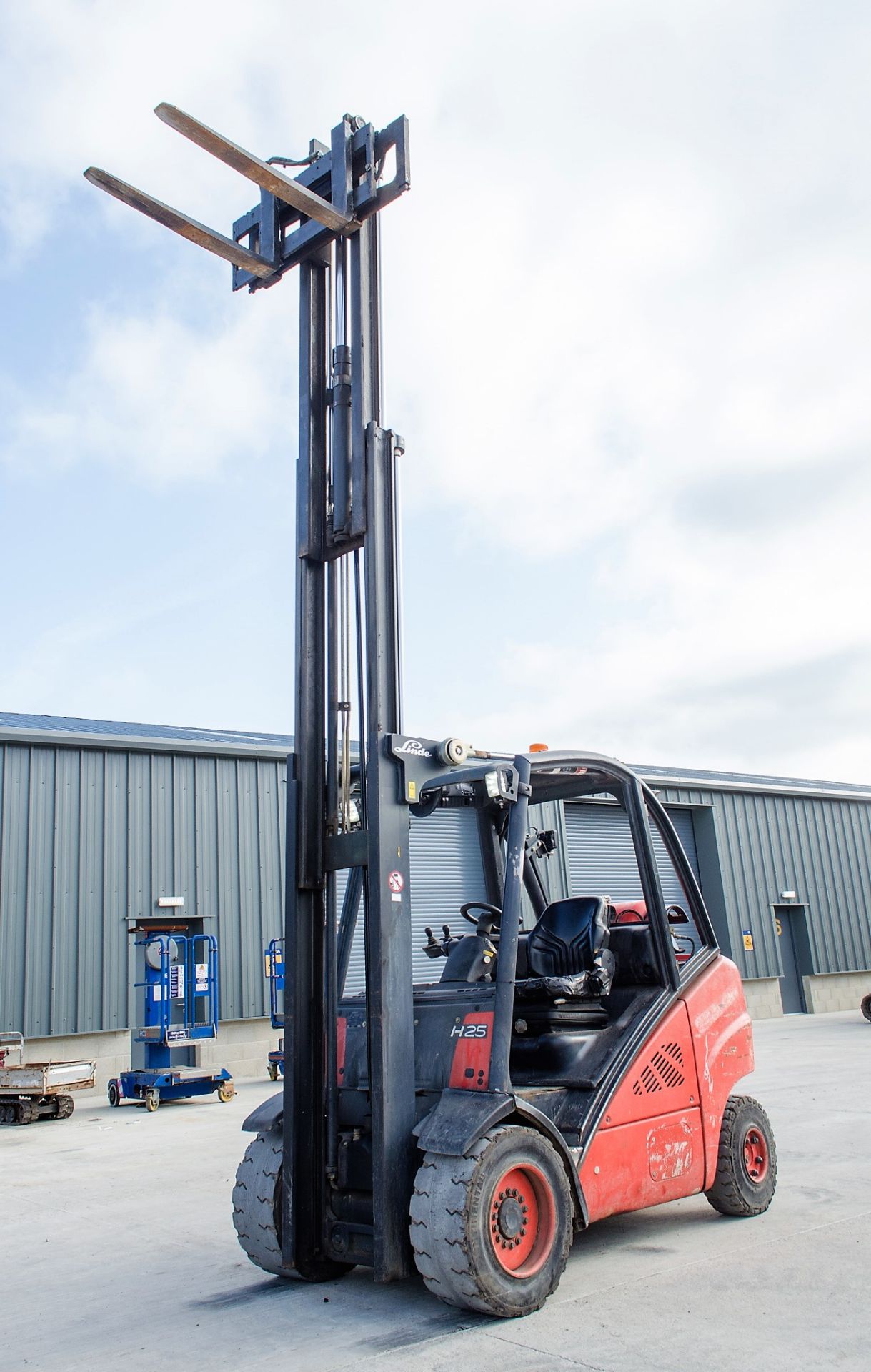 Linde H25T 2.5 tonne gas powered fork lift truck Year: 2008 S/N: H2X393WO6494 Recorded Hours: 4970 - Image 9 of 14
