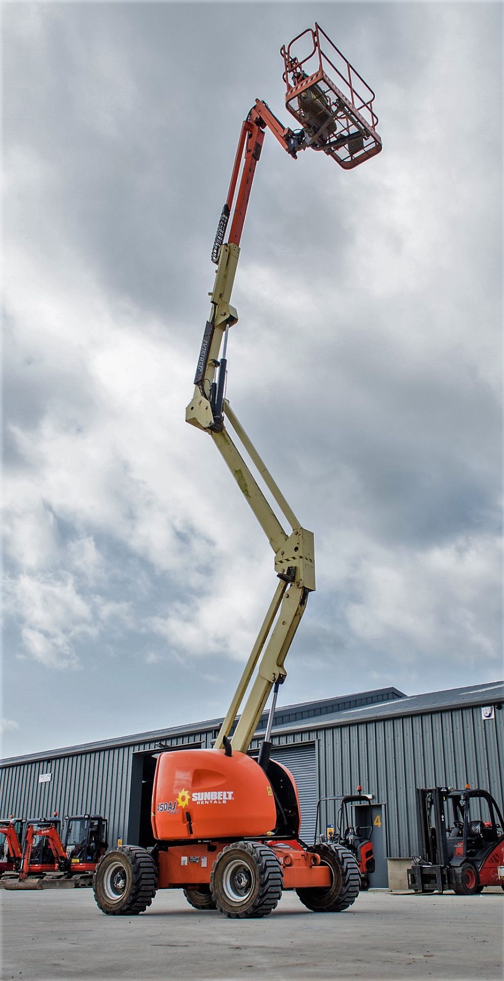 JLG 450AJ Series II 4x4 diesel driven articulated boom access platform Year: 2012 S/N: E300000788 - Image 9 of 16