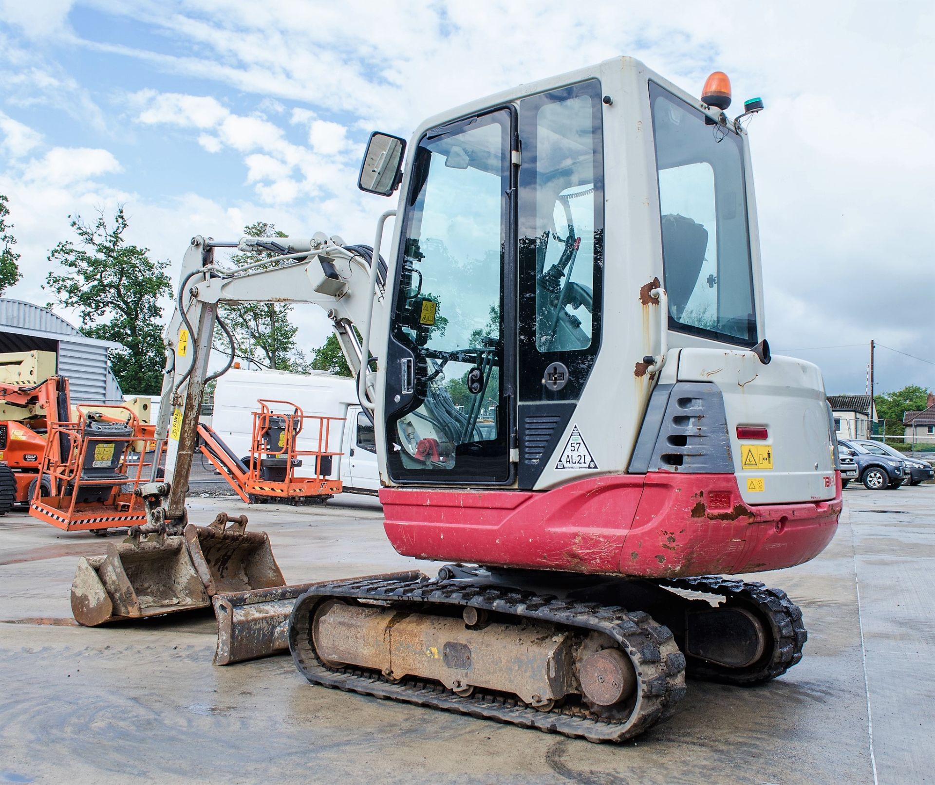 Takeuchi TB228 2.8 tonne rubber tracked mini excavator Year: 2015 S/N: 122804283 Recorded Hours: - Image 3 of 19