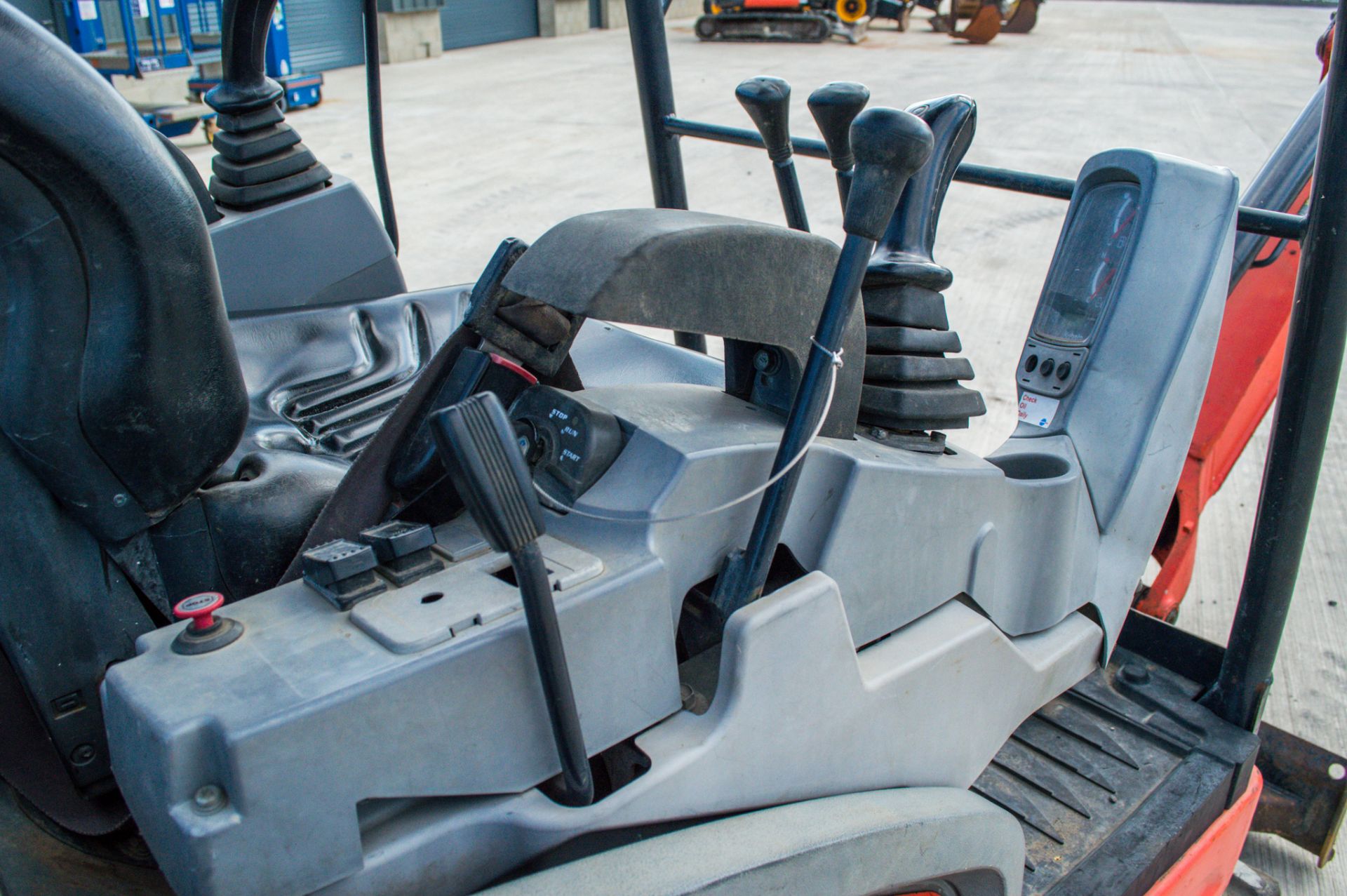 Kubota KX015-4 1.5 tonne rubber tracked mini excavator Year: 2011 S/N: 55621 Recorded hours: 3130 - Image 16 of 17