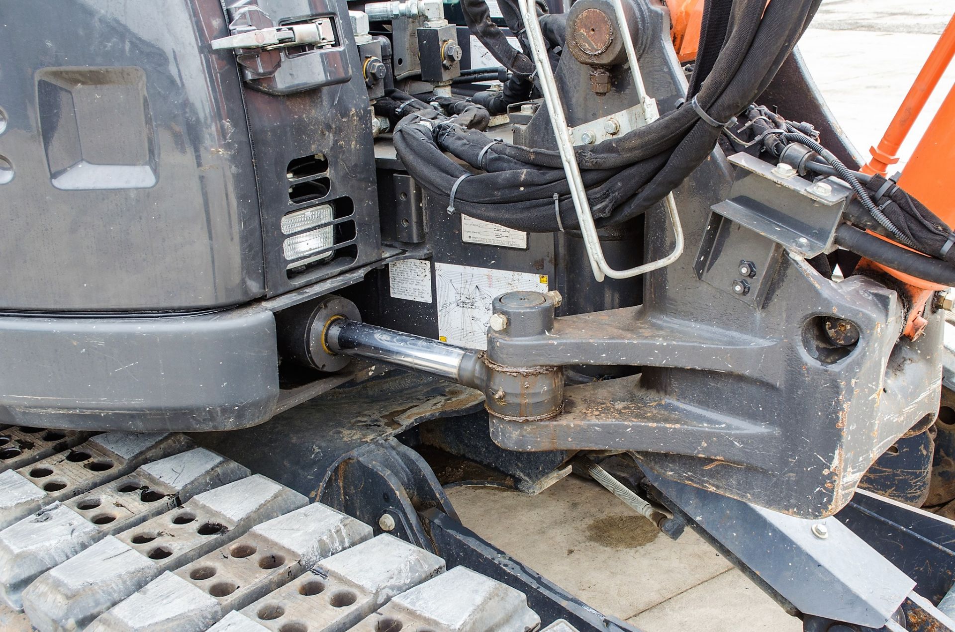 Hitachi Zaxis 85 USB-5 reduced tail swing 8.5 tonne rubber padd tracked excavator - Image 19 of 31