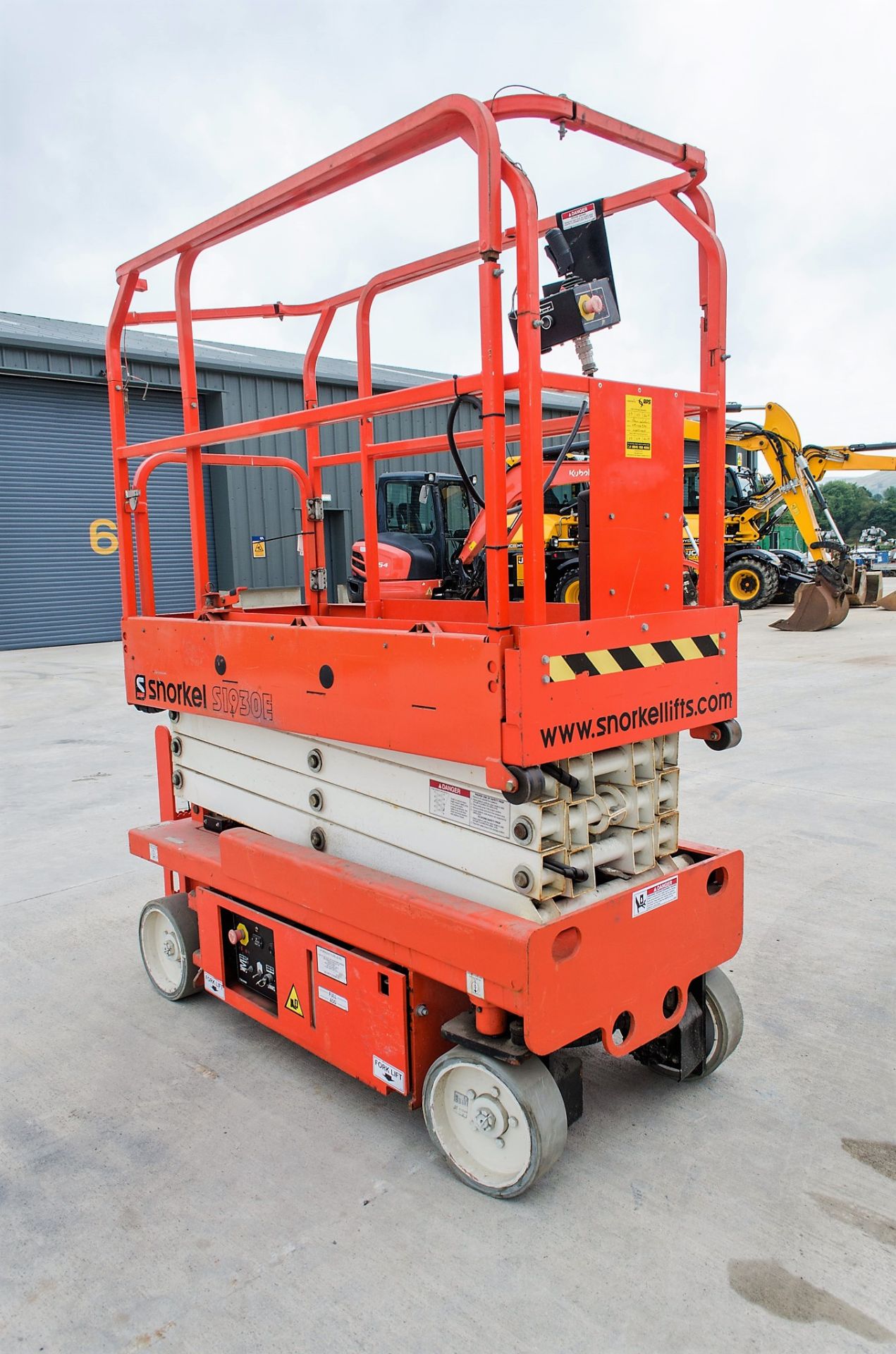 Snorkel S1930E battery electric scissor lift access platform Year: 2012 S/N: 000850 Recorded - Image 4 of 9