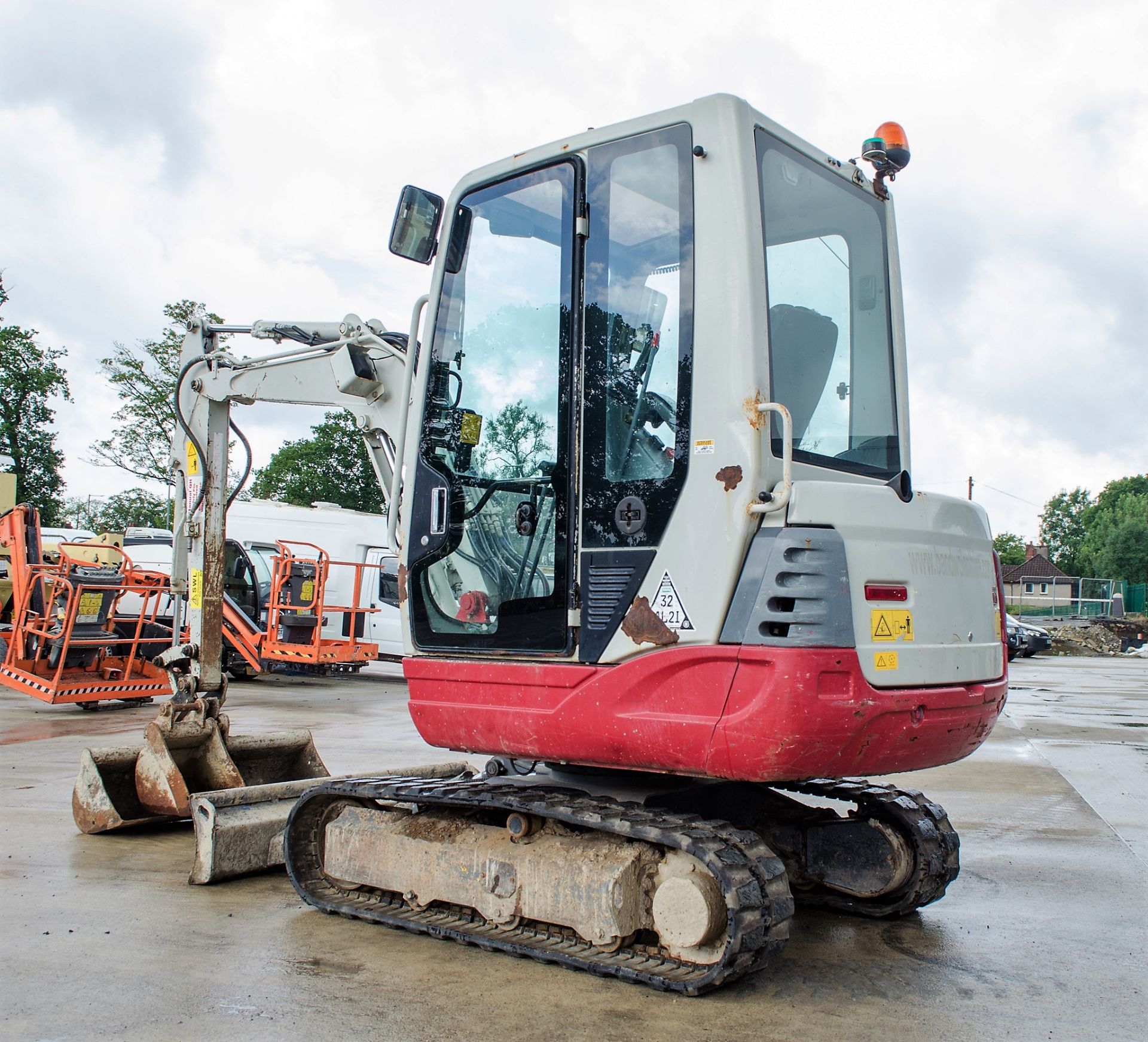 Takeuchi TB228 2.8 tonne rubber tracked mini excavator Year: 2015 S/N: 122804197 Recorded Hours: - Image 3 of 19