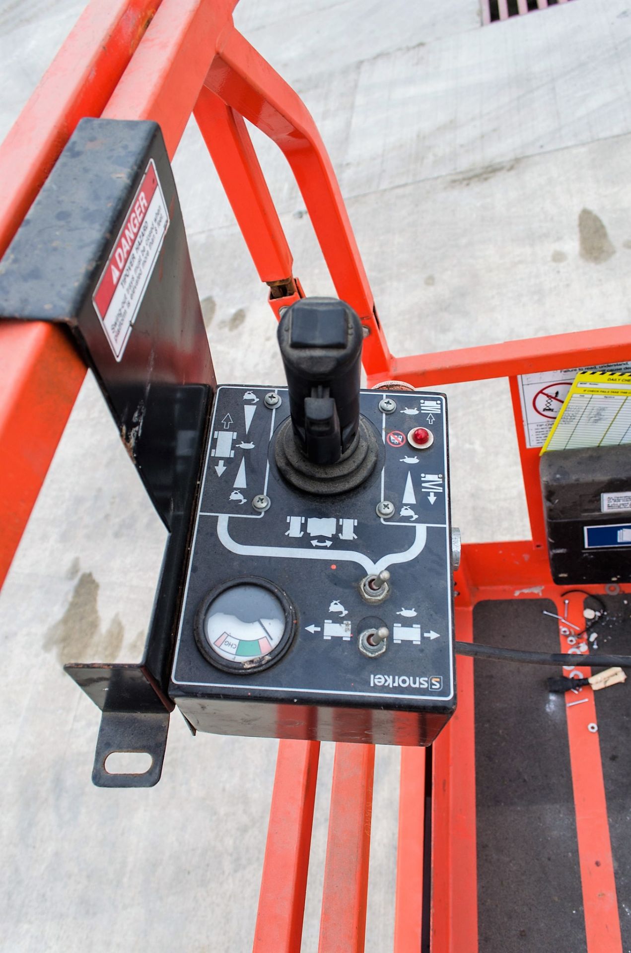 Snorkel S1930E battery electric scissor lift access platform Year: 2012 S/N: 000850 Recorded - Image 6 of 9